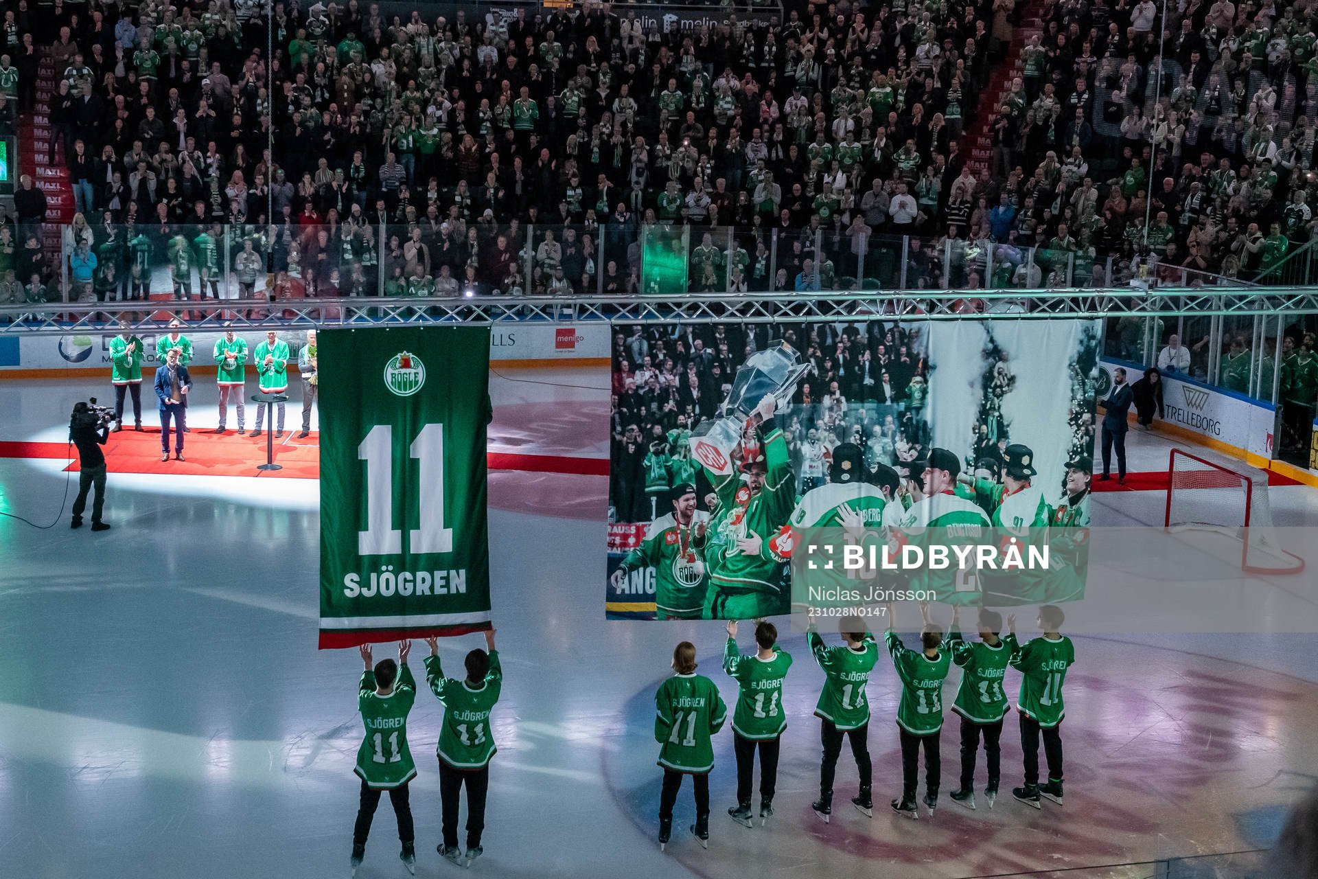 Rögles Mattias Sjögren hyllas då hans tröja ska hissas