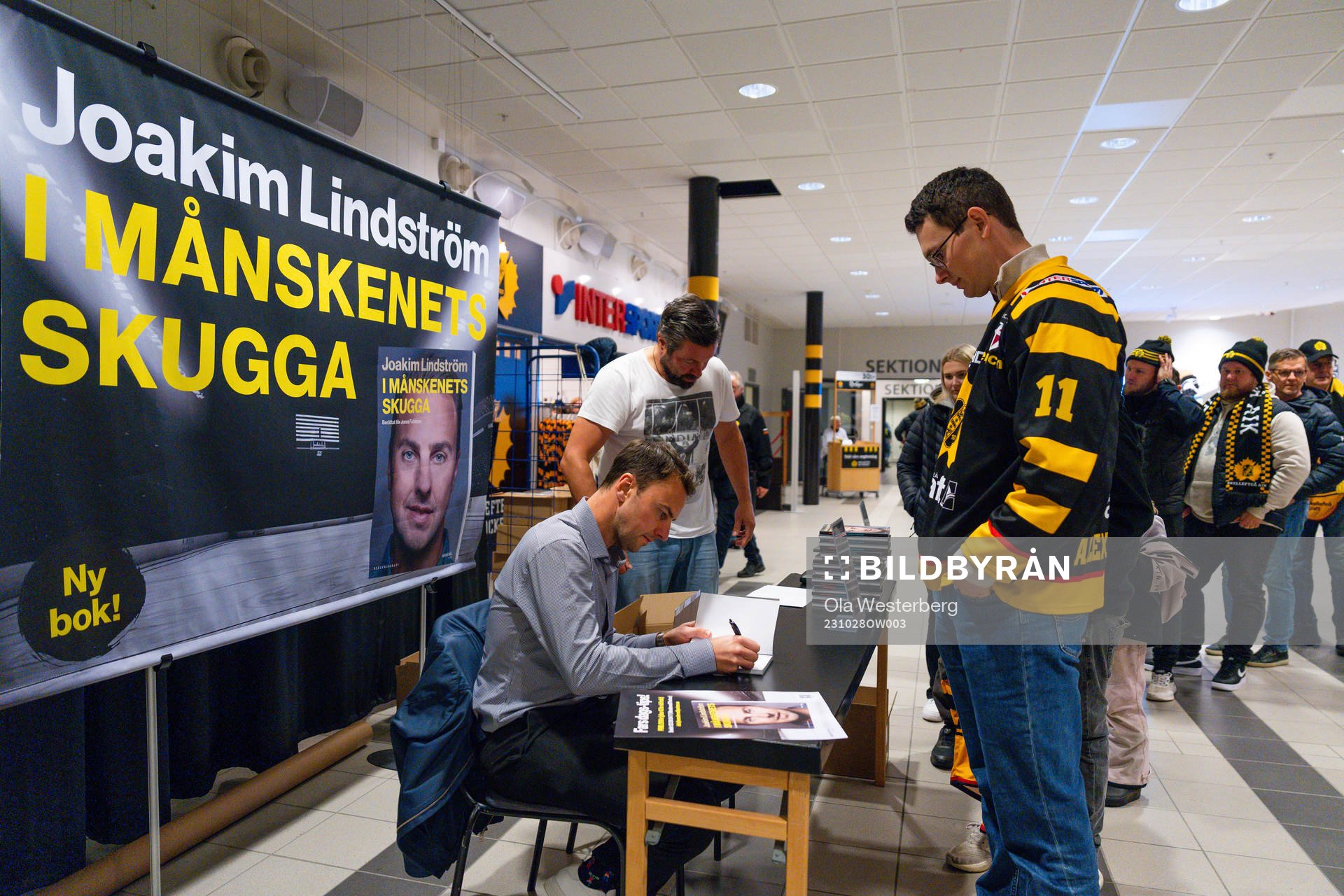 Skellefteås Joakim Lindström och Jonas Fahlman signerar