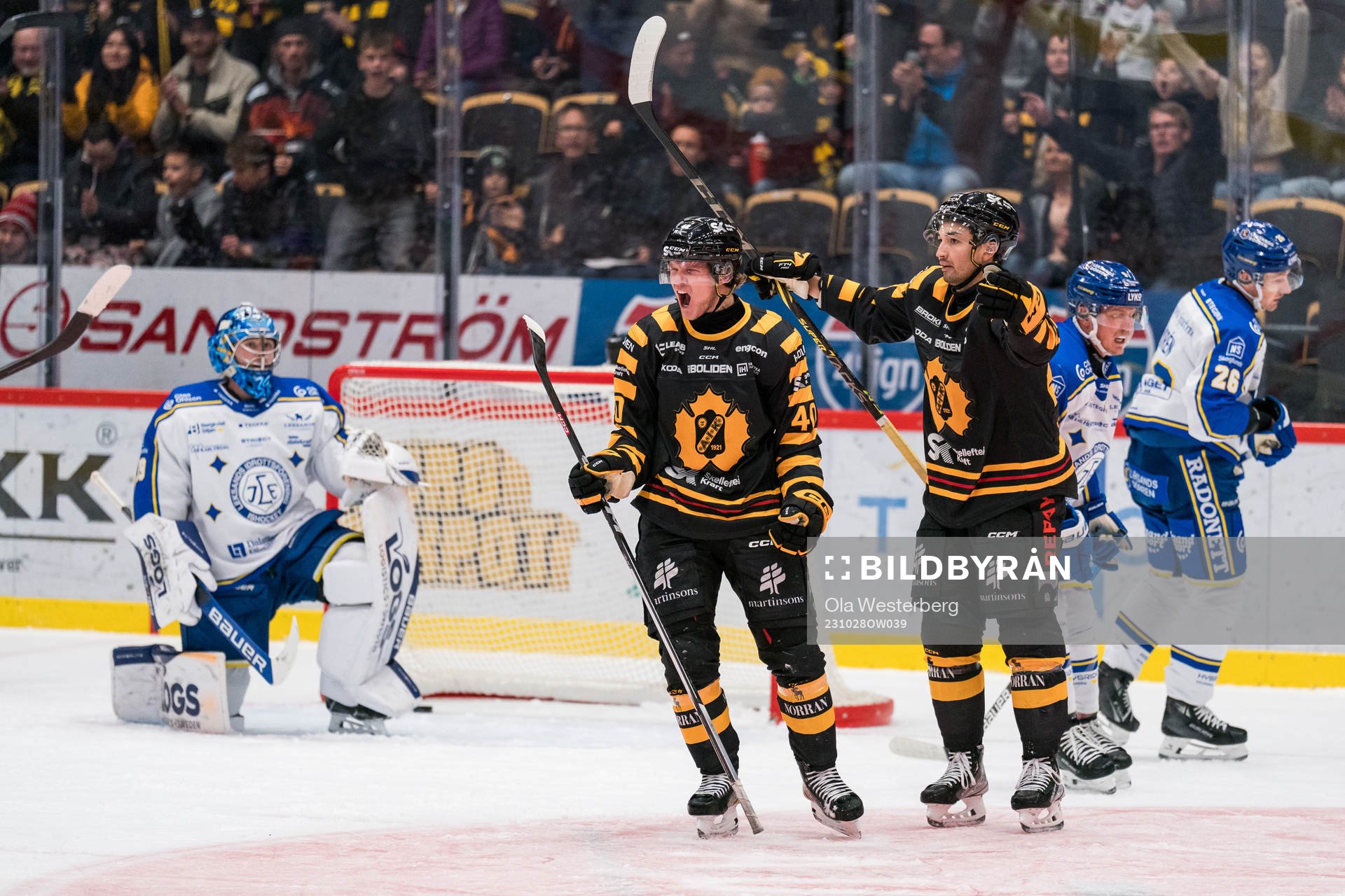 Skellefteås Anton Heikkinen och Dylan Sikura jublar