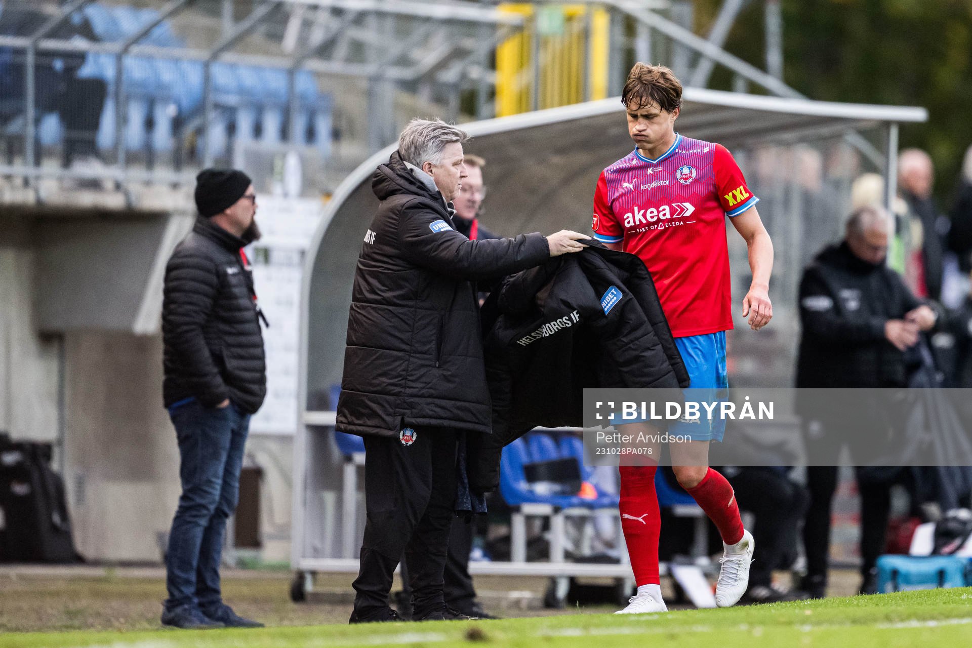 Helsingborgs Thomas Pauck Rogne lämnar planen