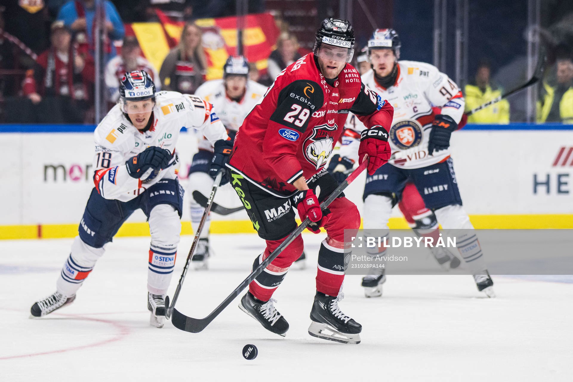 Växjö Lakers HCs Marcus Sylvegård och IF Malmö Redhawks