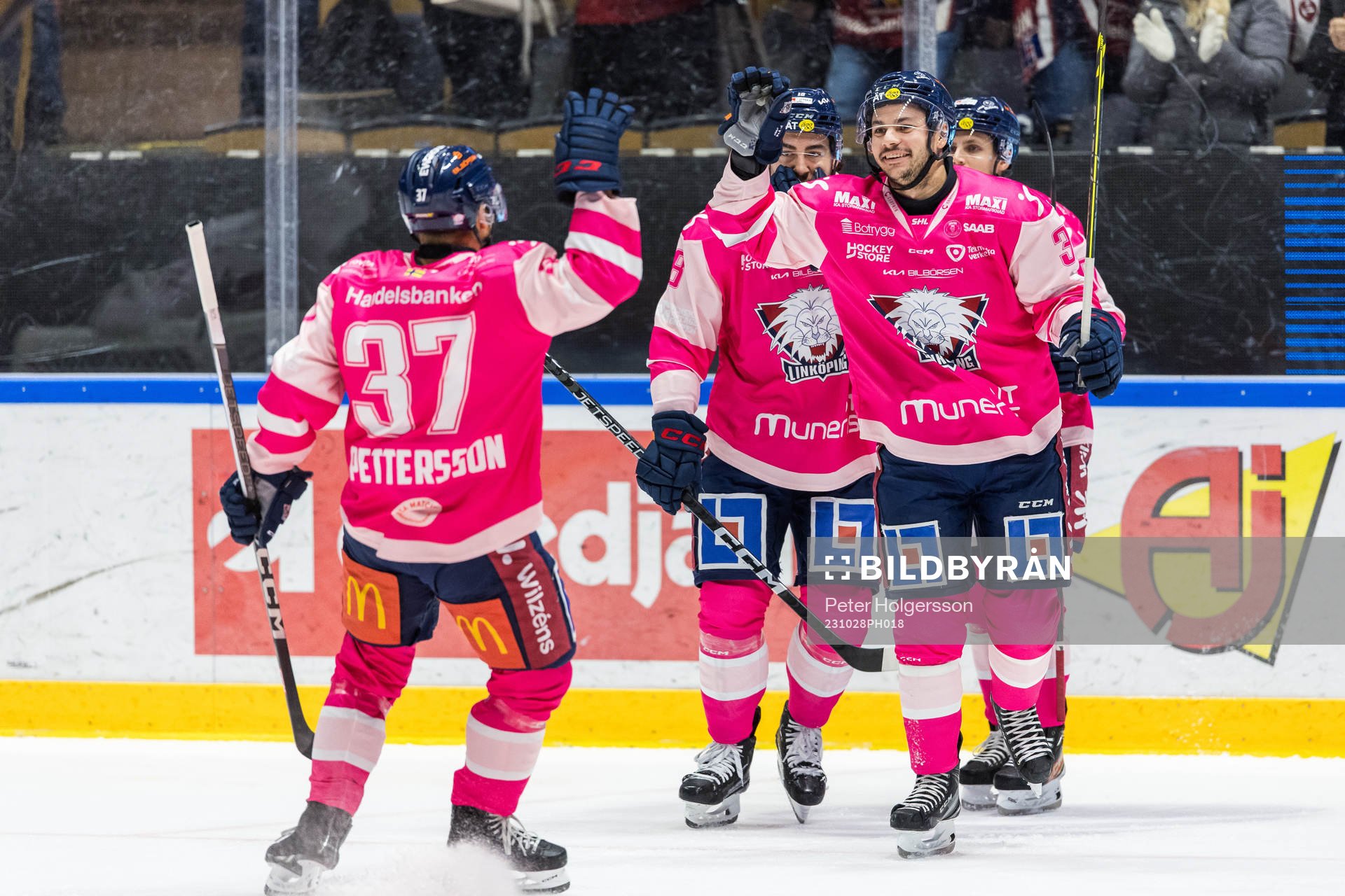 Linköpings Ty Rattie jublar med lagkamrater