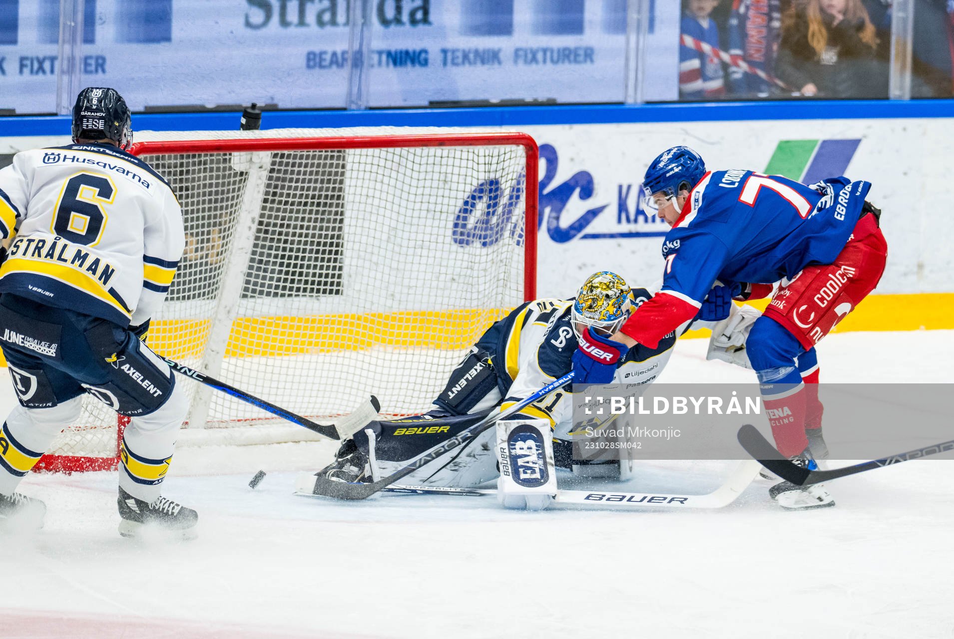 HV71s målvakt Joni Ortio och Oskarshamns Viktor Lodin som