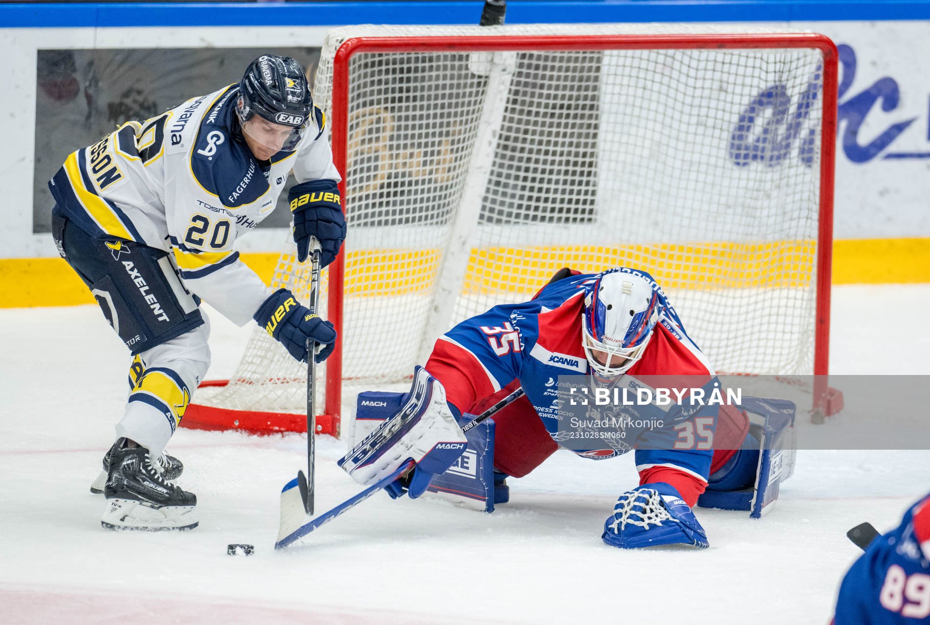 HV71s André Petersson och Oskarshamns målvakt Emil Kruse