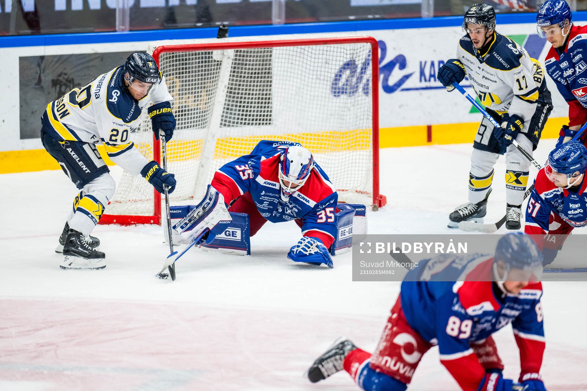 HV71s André Petersson och Oskarshamns målvakt Emil Kruse