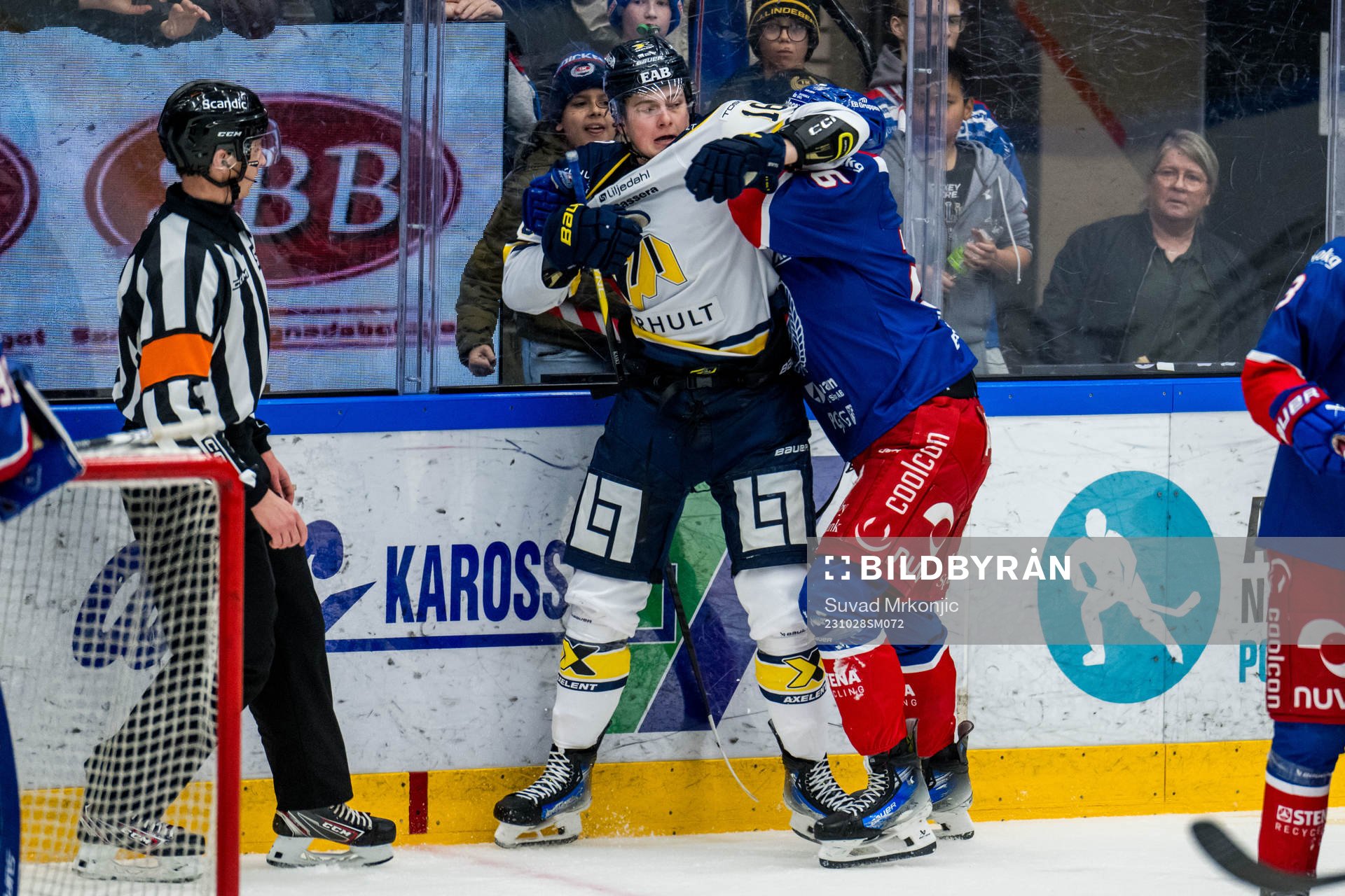 HV71s Axel Landén och Oskarshamns Lukas Pilö bråkar