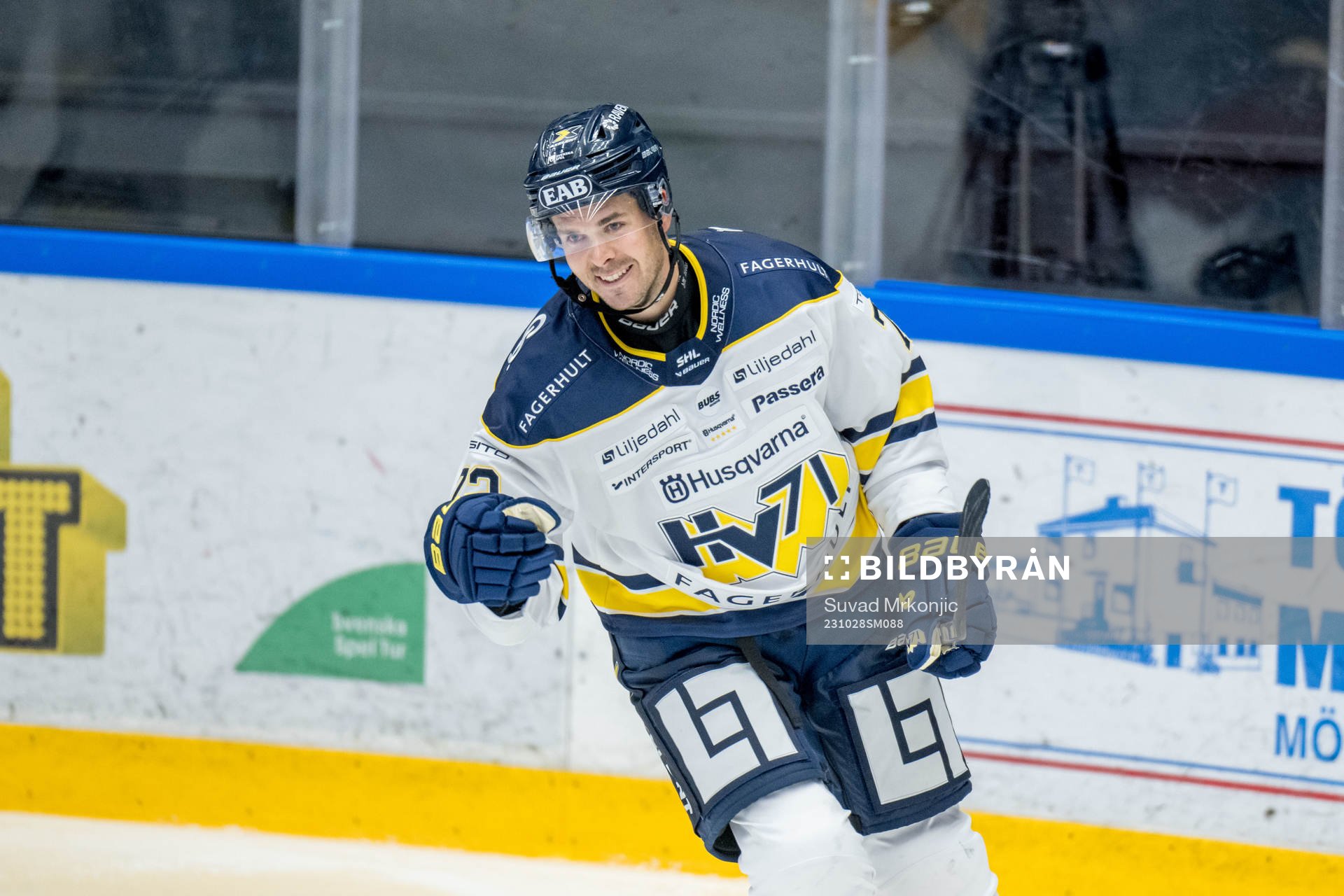 HV71s Nicholas Shore jublar
