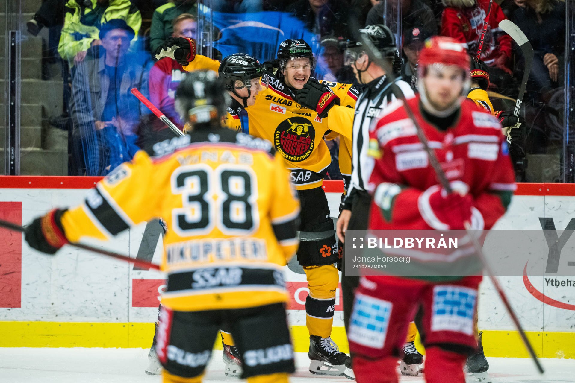 Luleås Jesper Sellgren jublar med lagkamrater