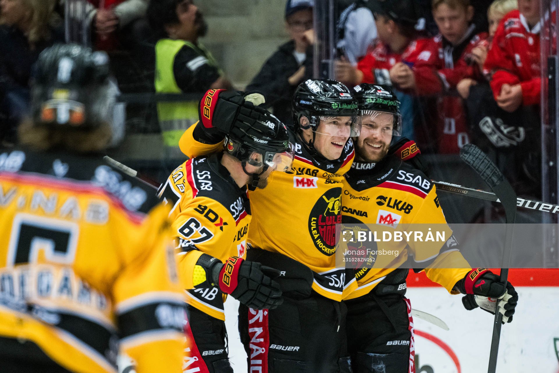 Luleås Erik Gustafsson jublar med lagkamrater