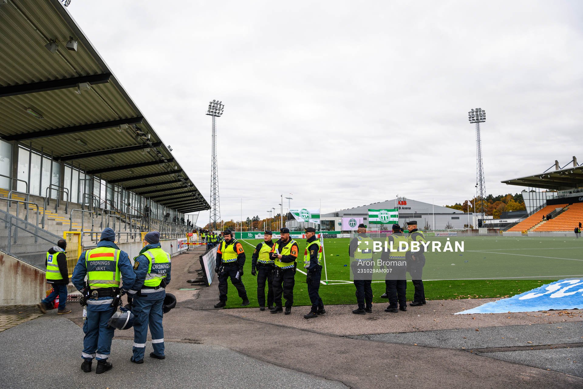 Poliser och ordningsvakter på Hitachi Arena