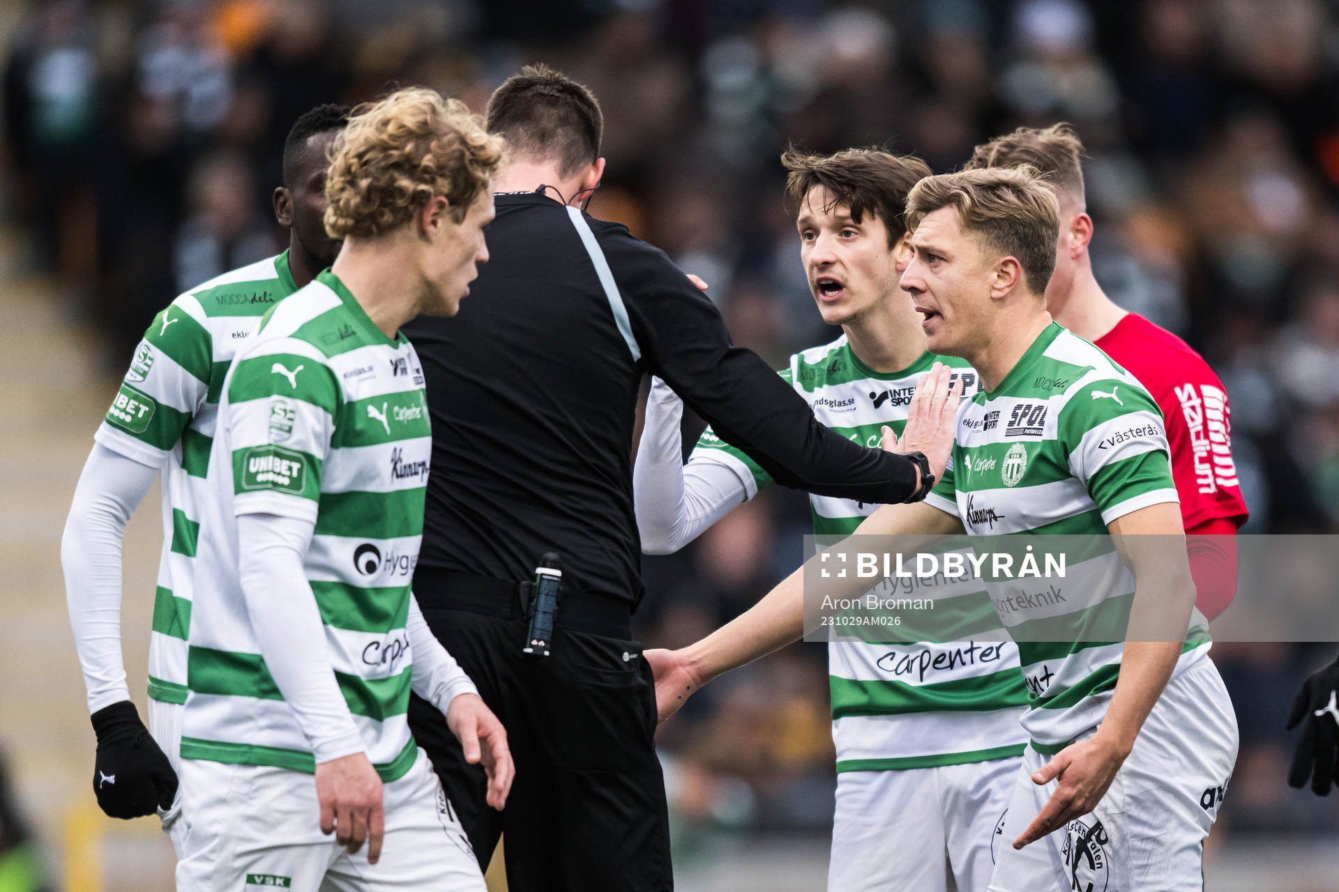 Domare Magnus Lindgren och Västerås SKs Olle Edlund