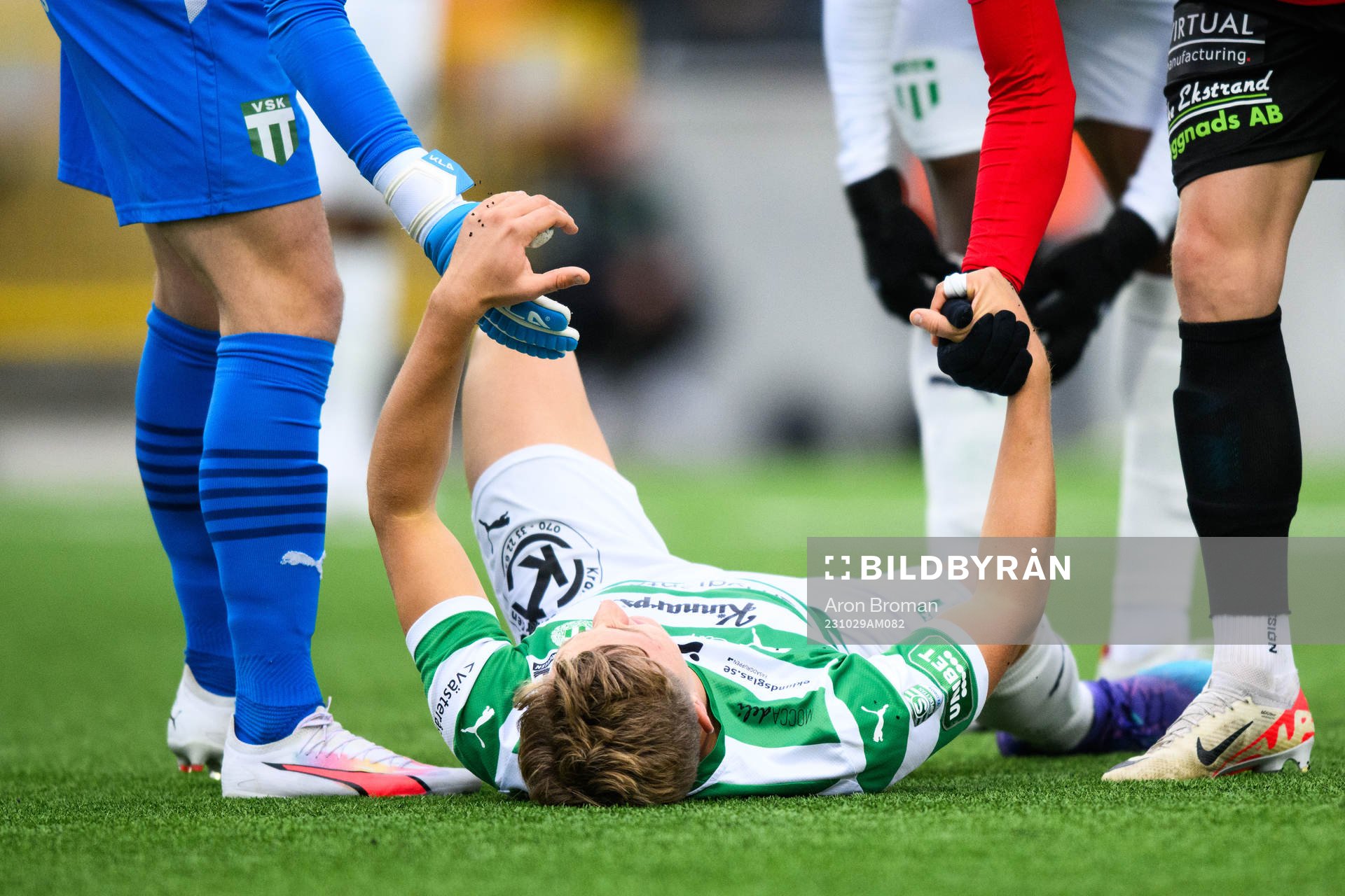Västerås SKs Simon Gefvert har ont under fotbollsmatchen i Superettan mellan Västerås SK och GAIS den 29 oktober 2023 i Västerås. 