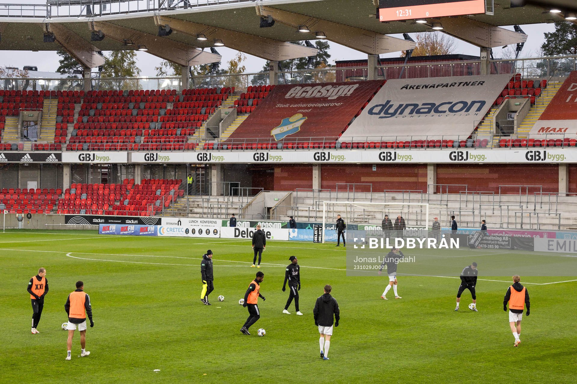 Bragespelare värmer upp före fotbollsmatchen i Superettan