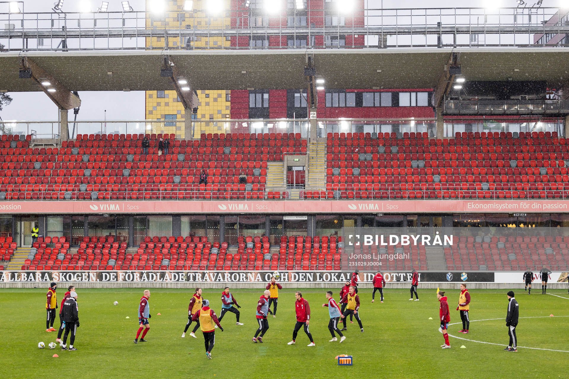 Östers spelare värmer upp före fotbollsmatchen i