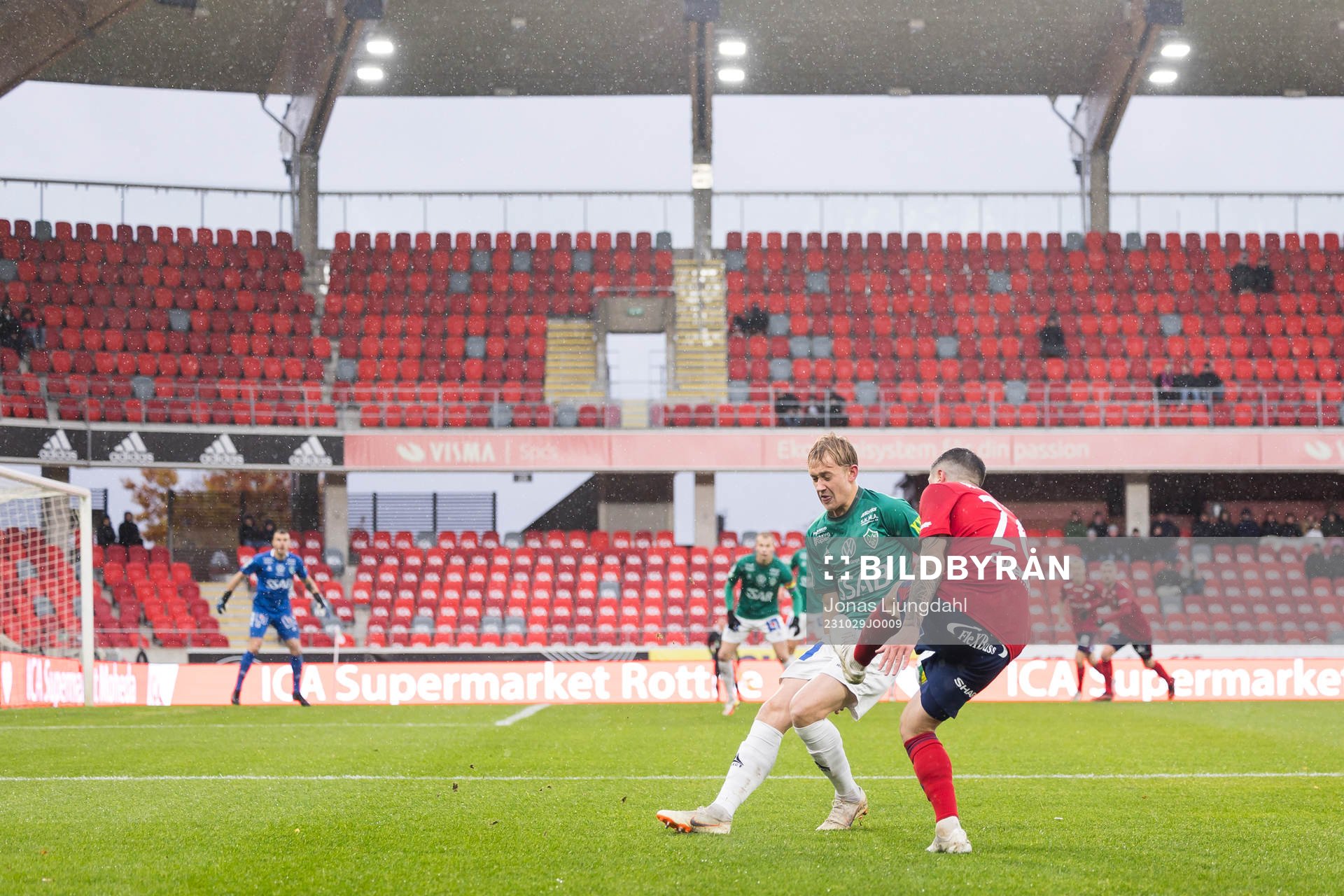 Brages Henry Sletsjøe och Östers Antonio Yakoub under fotbollsmatchen i Superettan mellan Öster och Brage den 29 oktober 2023 i Växjö. 