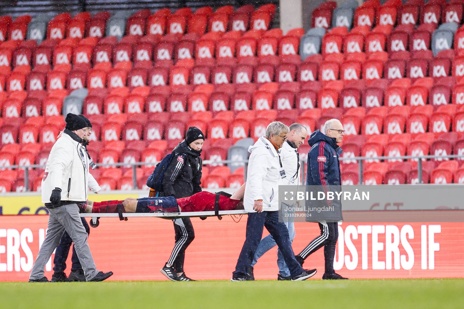 Östers Sebastian Hedlund bärs ut på bår