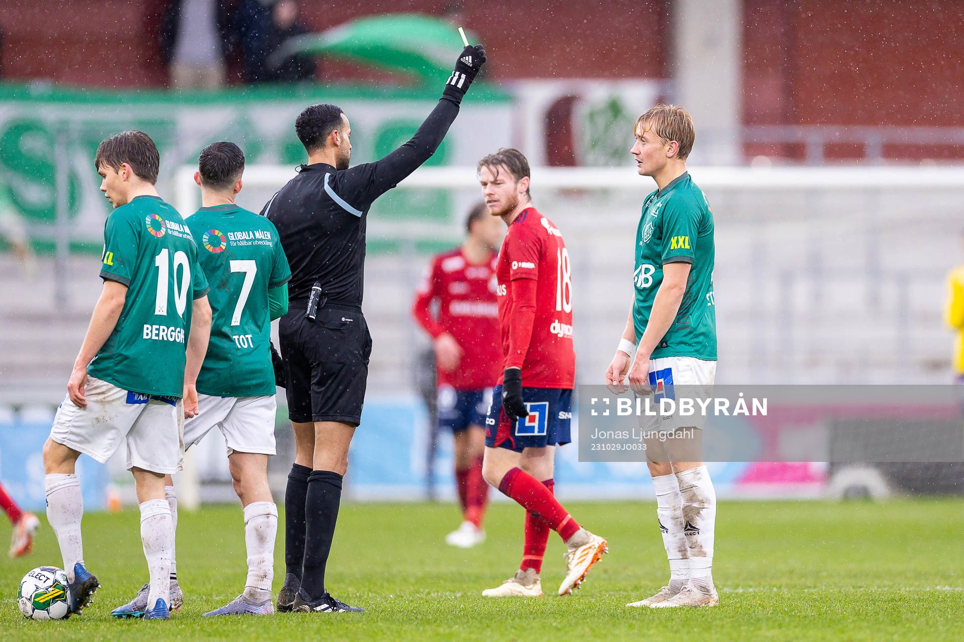 Domare Farouk Nehdi delar ut ett gult kort till Brages