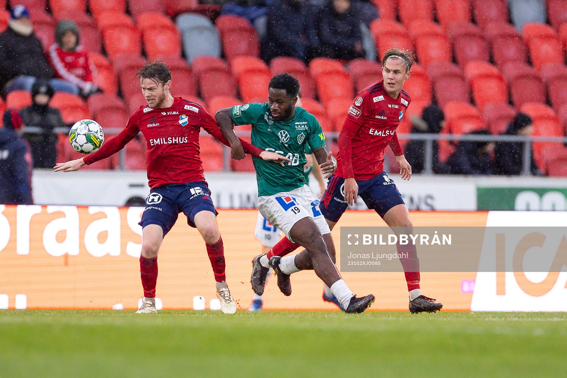 Brages Kevin Appiah Nyarko mellan Östers Daniel Ljung och
