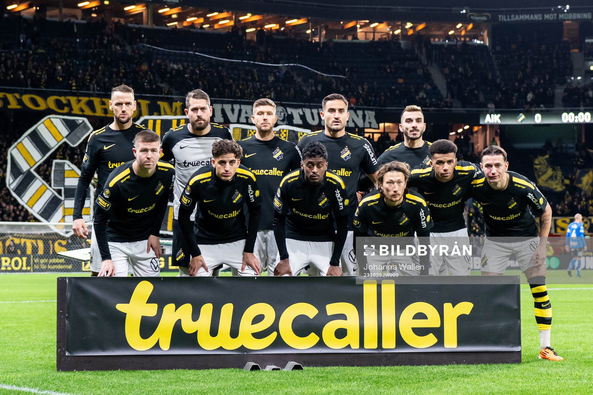 AIKs startelva ställer upp för en lagbild inför fotbollsmatchen i Allsvenskan mellan AIK och Halmstad den 29 oktober 2023 i Stockholm. 
