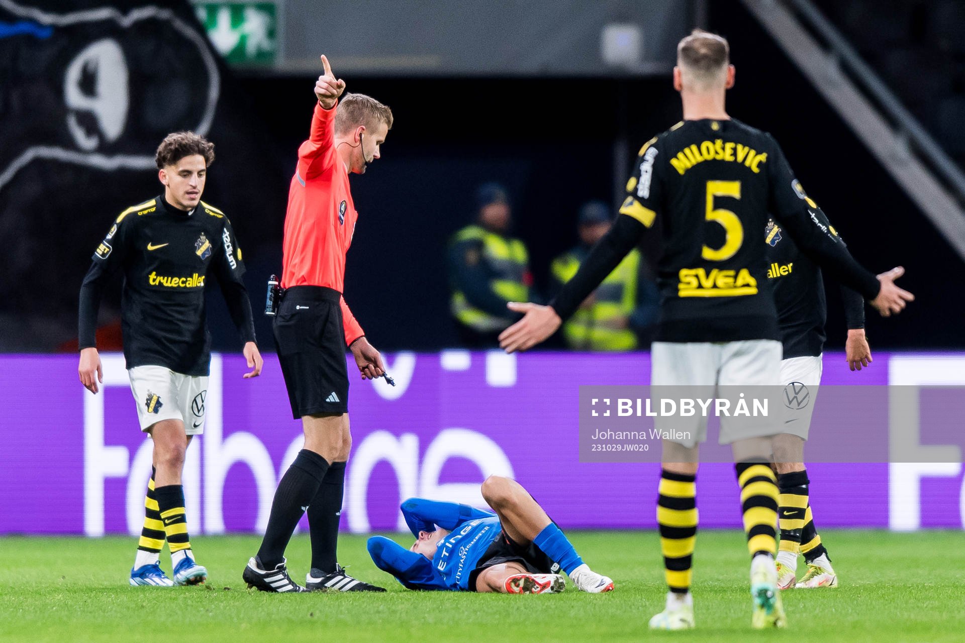 Halmstads Erik Ahlstrand har ont under fotbollsmatchen i Allsvenskan mellan AIK och Halmstad den 29 oktober 2023 i Stockholm. 