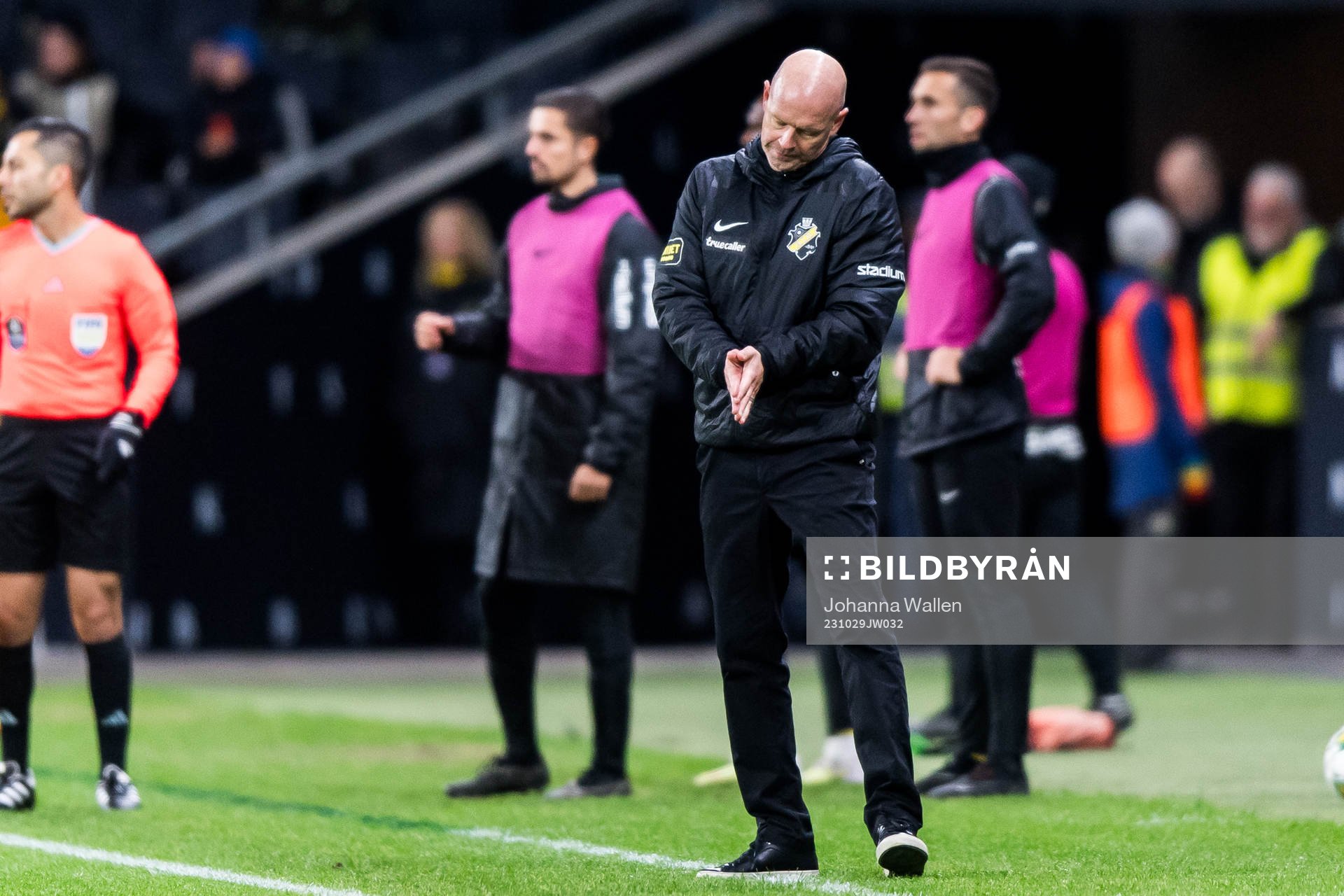AIKs tränare Henning Berg deppar