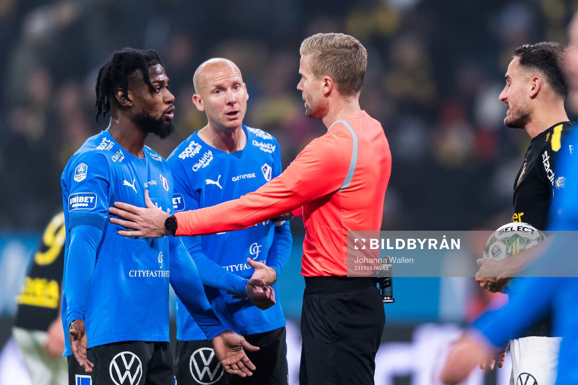 Halmstads Joseph Baffoe och Andreas Johansson i samtal med