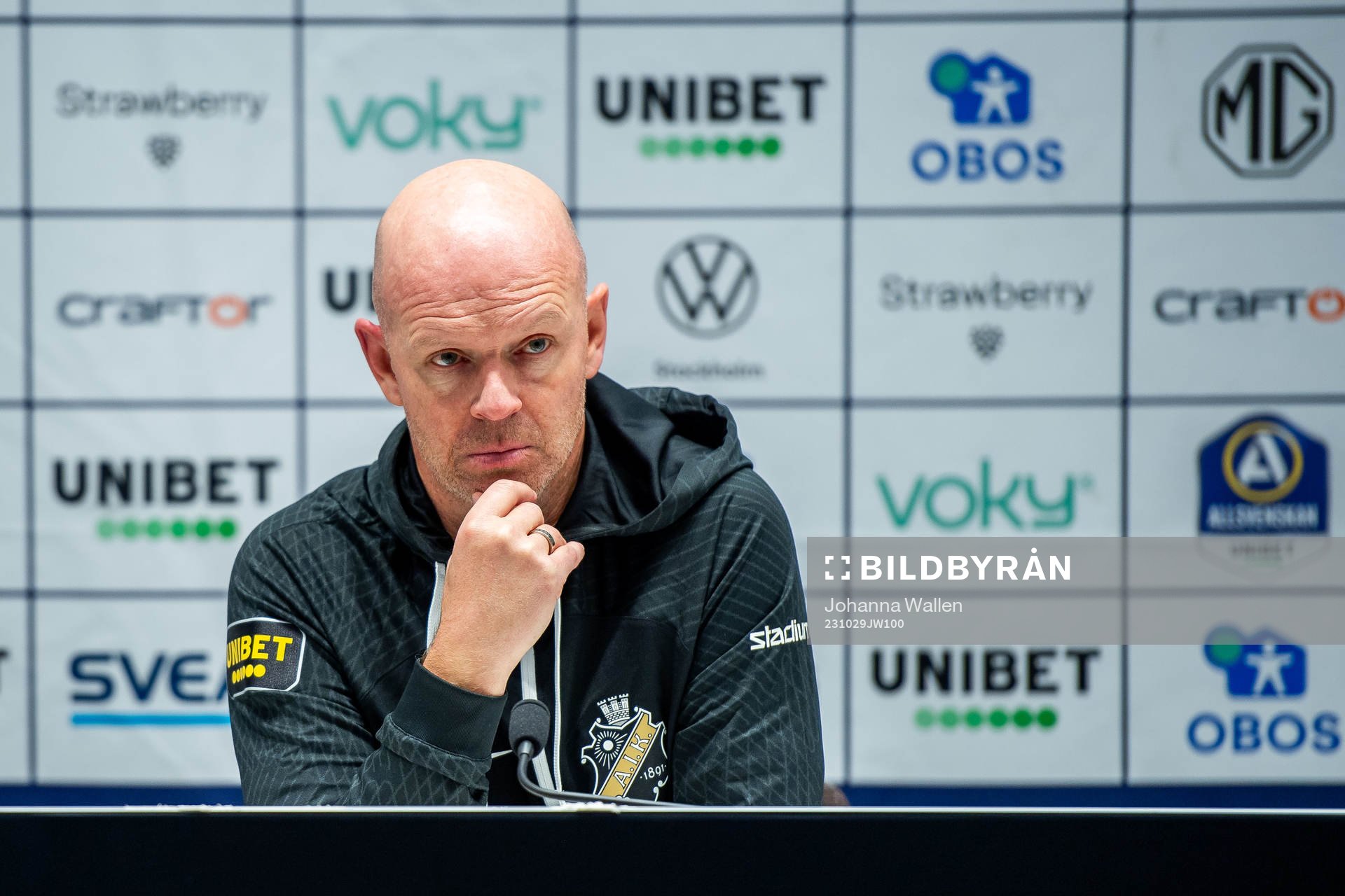 AIKs tränare Henning Berg under en presskonferens efter fotbollsmatchen i Allsvenskan mellan AIK och Halmstad den 29 oktober 2023 i Stockholm.