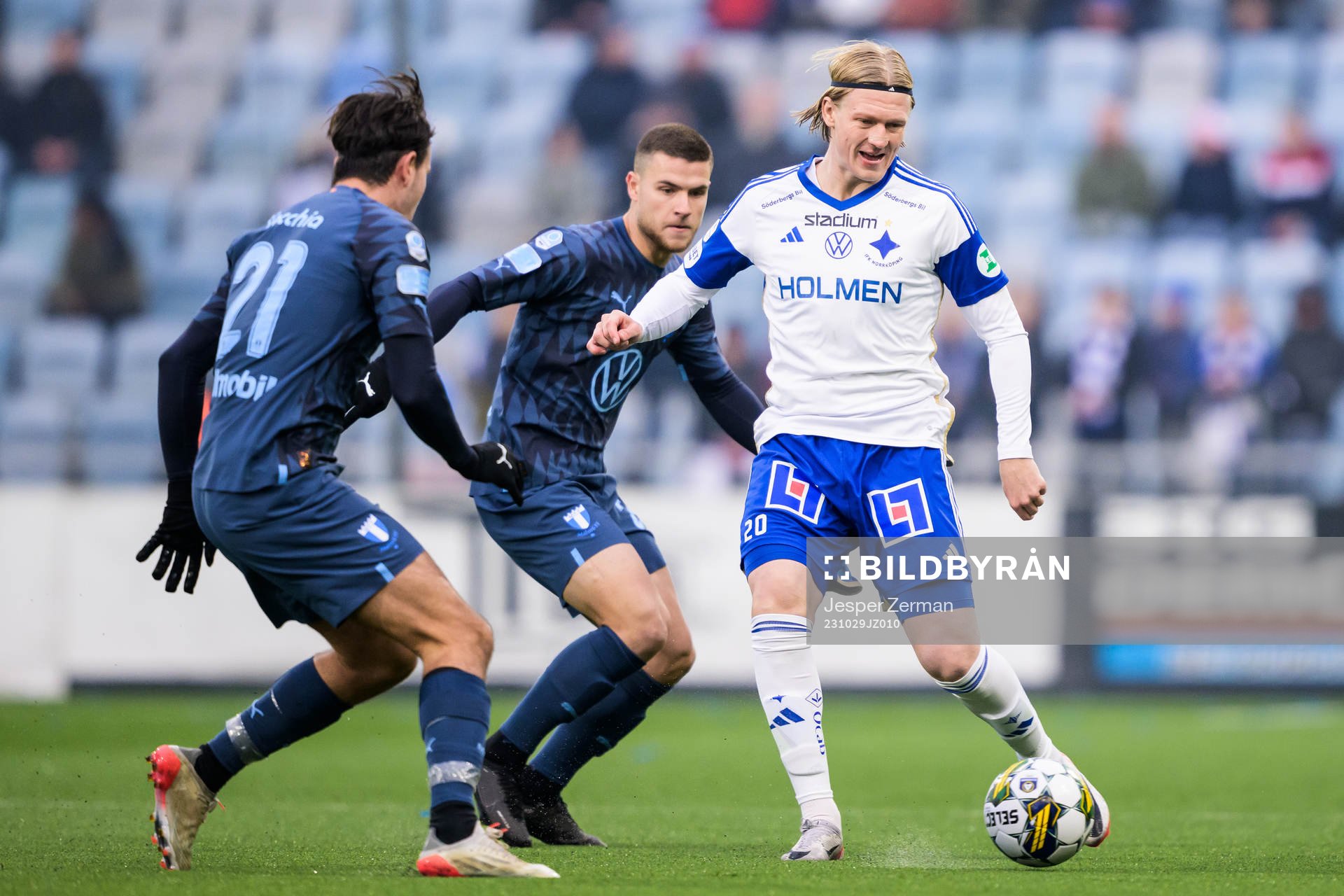 Malmö FFs Stefano Vecchia och Gabriel Busanello och IFK