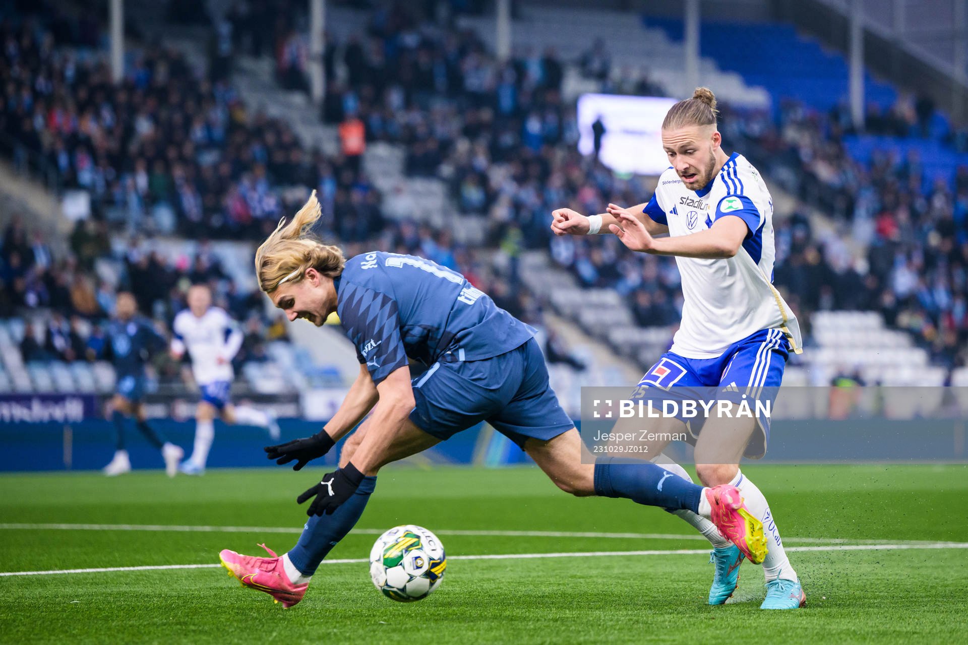 Malmö FFs Sebastian Nanasi och IFK Norrköpings Kevin Höög Jansson under fotbollsmatchen i Allsvenskan mellan IFK Norrköping och Malmö FF den 29 oktober 2023 i Norrköping.