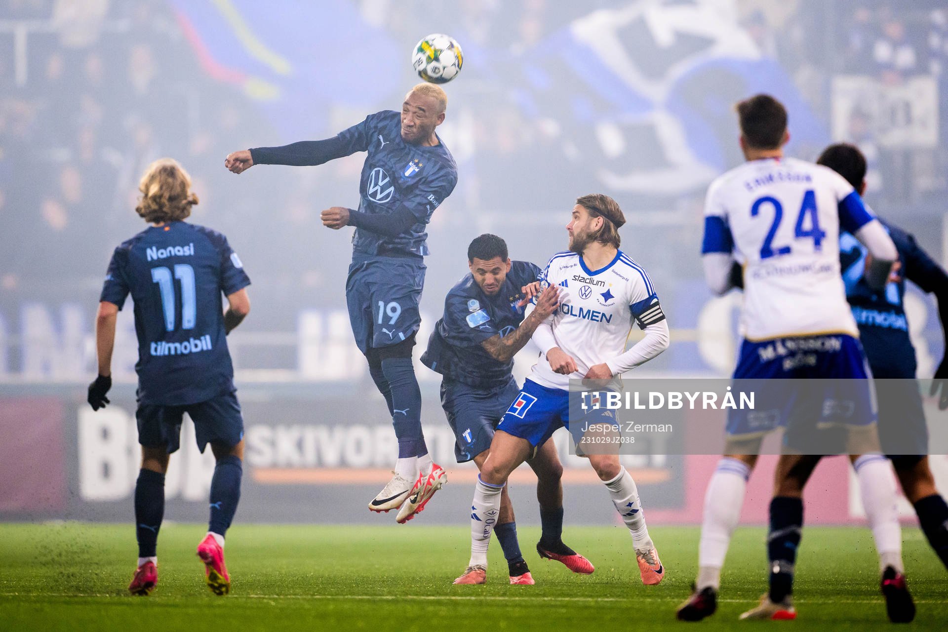Malmö FFs Derek Cornelius och Sergio Pena mot IFK