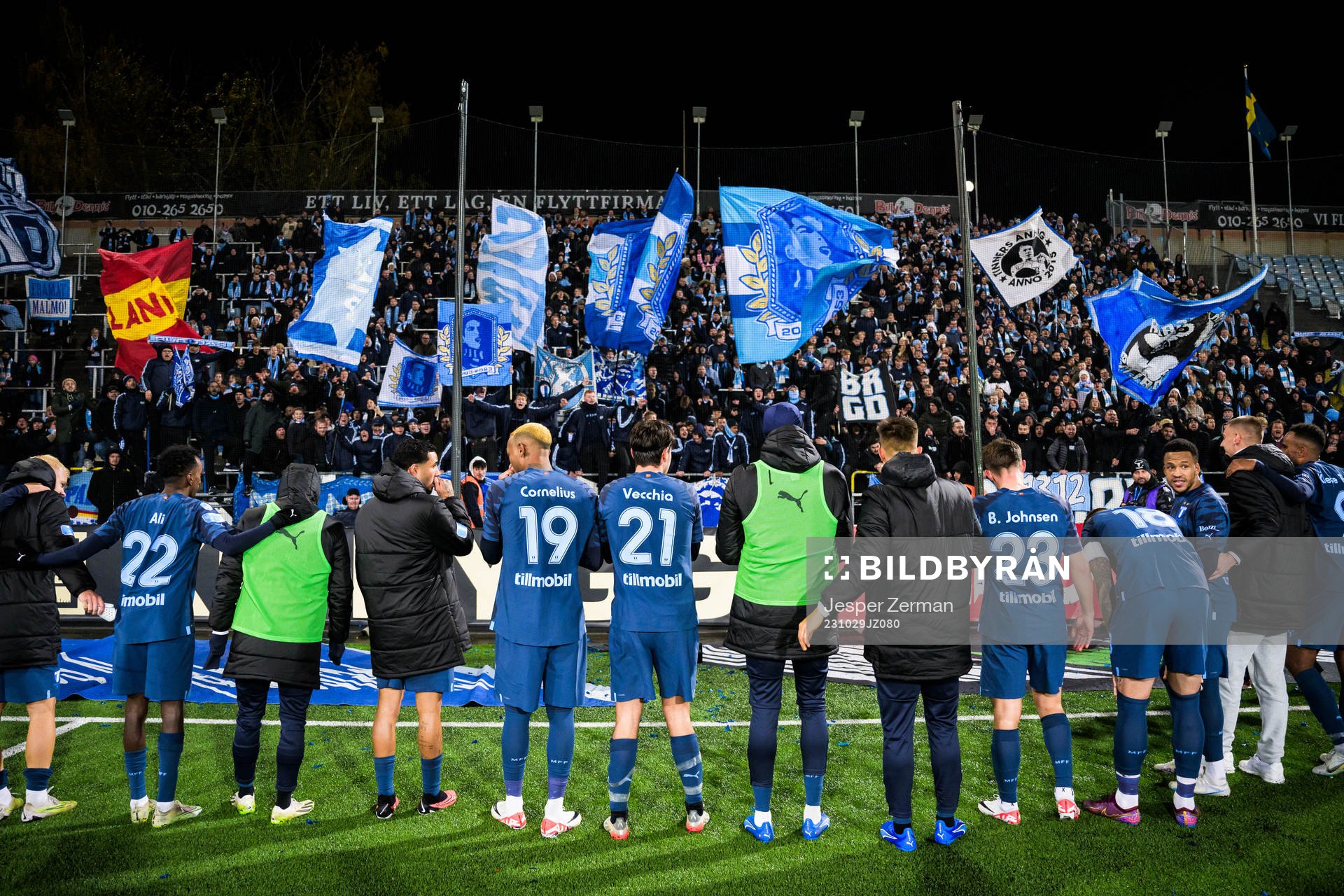 Malmö FFs spelare tackar sina supportrar