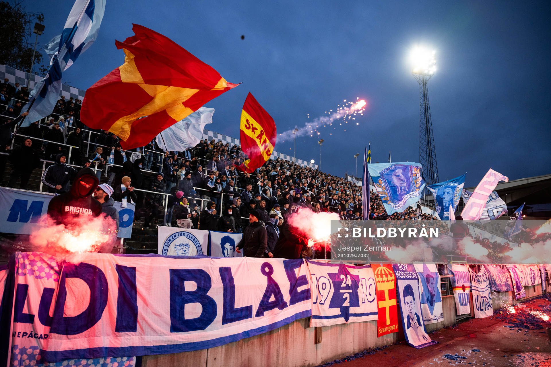 Malmö FFs supportrar bränner bengaler