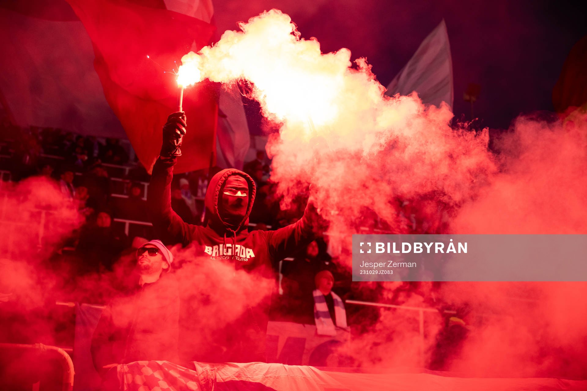 Malmö FFs supportrar bränner bengaler