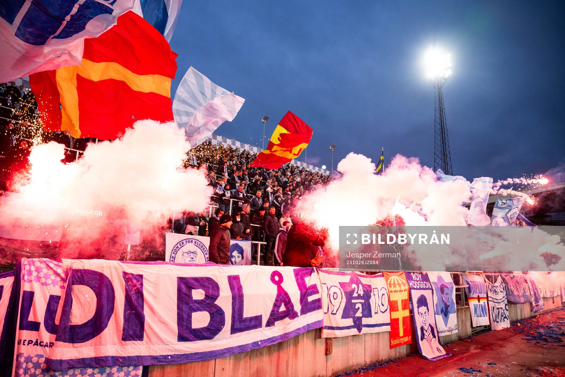 Malmö FFs supportrar bränner bengaler
