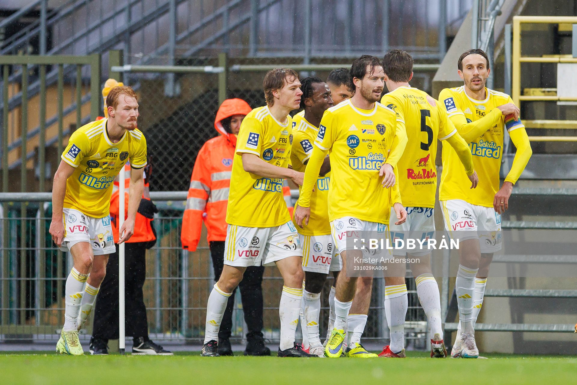 Falkenbergs spelare jublar efter 1-0 genom Godwin Aguda under fotbollsmatchen i Ettan södra mellan Falkenberg och Eskilsminne den 29 oktober 2023 i Falkenberg.