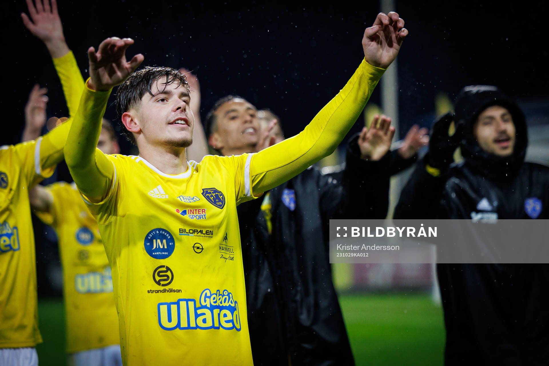 Falkenbergs Remo Gotfredsen Grgic jublar efter fotbollsmatchen i Ettan södra mellan Falkenberg och Eskilsminne den 29 oktober 2023 i Falkenberg.