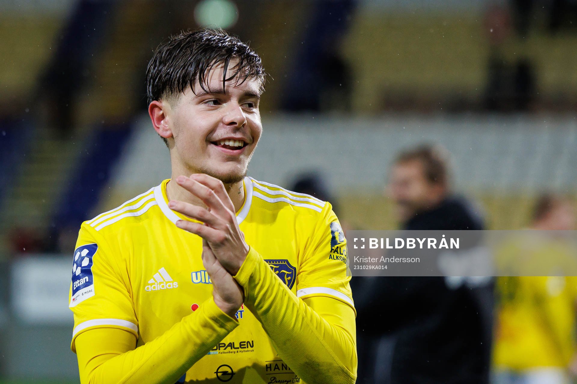Falkenbergs Remo Gotfredsen Grgic jublar efter fotbollsmatchen i Ettan södra mellan Falkenberg och Eskilsminne den 29 oktober 2023 i Falkenberg.