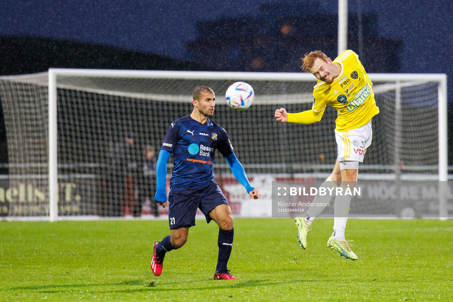 Eskilsminnes Tarek Alnator och Falkenbergs Linus Borgström under fotbollsmatchen i Ettan södra mellan Falkenberg och Eskilsminne den 29 oktober 2023 i Falkenberg.