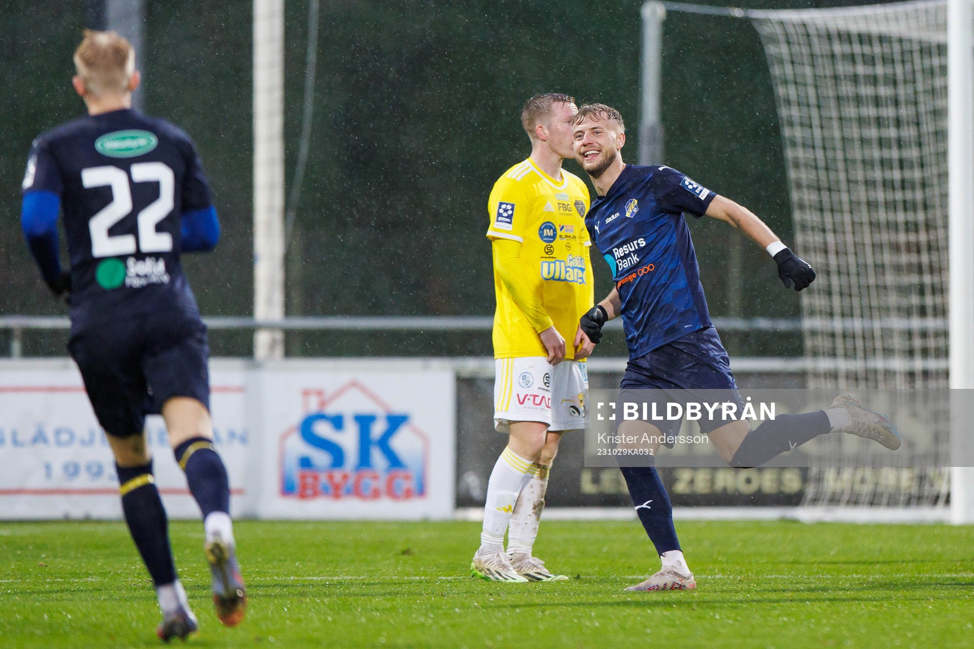 Eskilsminnes Oliver Åkerman jublar efter 1-1 under fotbollsmatchen i Ettan södra mellan Falkenberg och Eskilsminne den 29 oktober 2023 i Falkenberg.