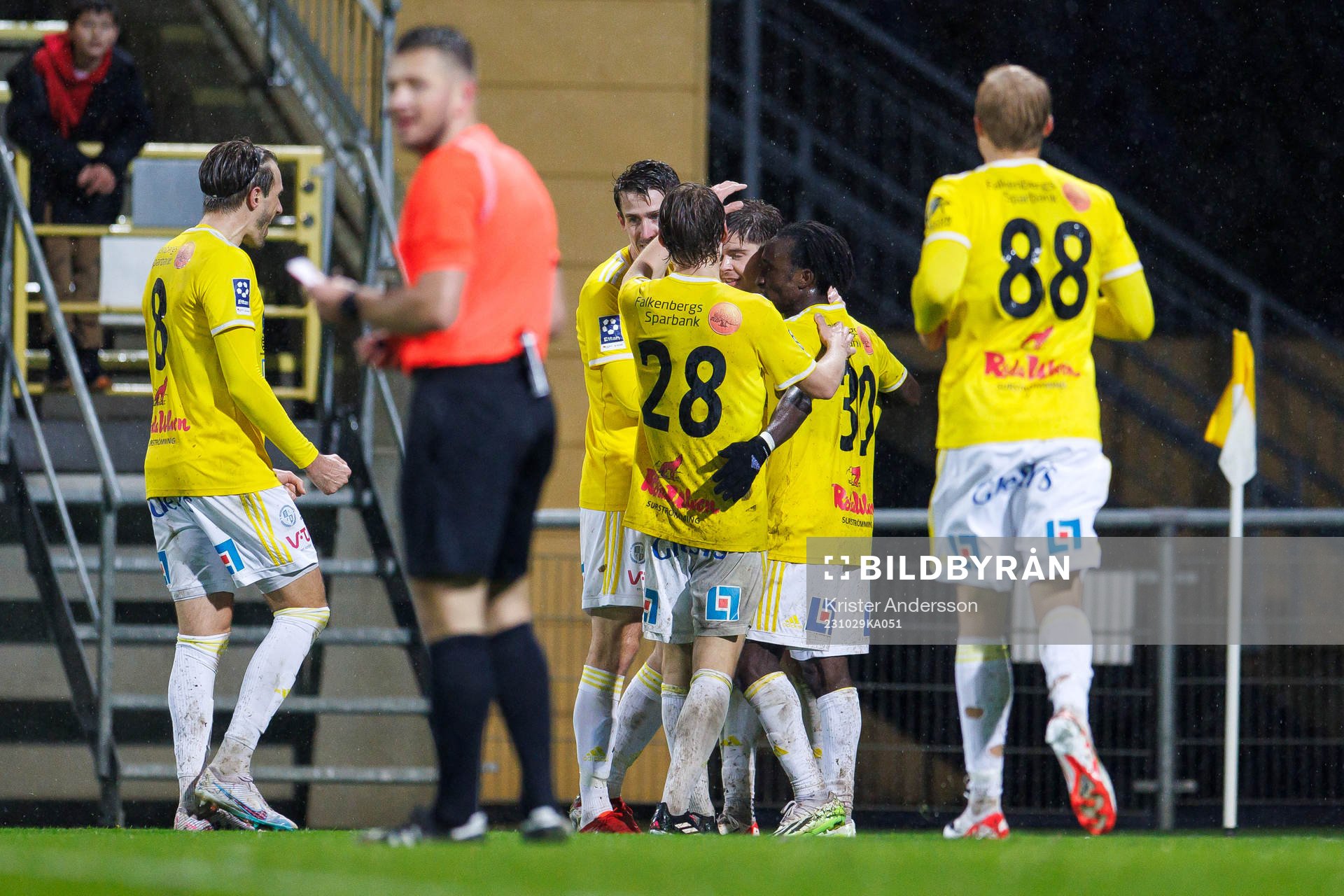 Falkenbergs spelare jublar under fotbollsmatchen i Ettan södra mellan Falkenberg och Eskilsminne den 29 oktober 2023 i Falkenberg.