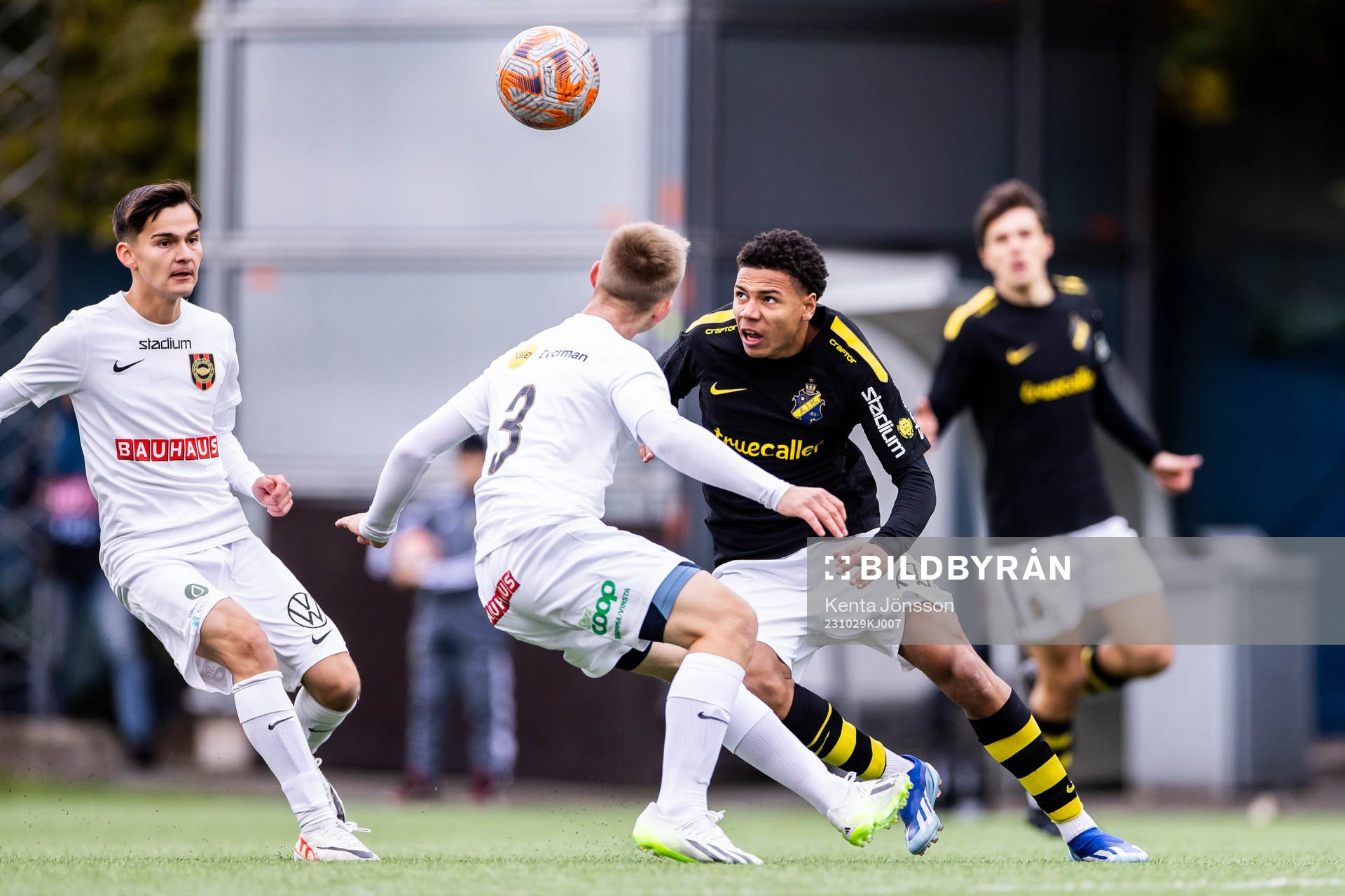 AIKs Kevin Filling och Brommapojkarnas Elis Rasck