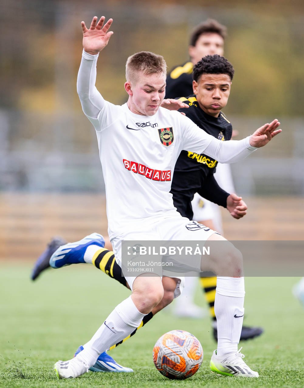 Brommapojkarnas Elis Rasck och AIKs Kevin Filling under SM-finalen i P16 Allsvenskan mellan AIK och Brommapojkarna den 29 oktober 2023 i Stockholm.