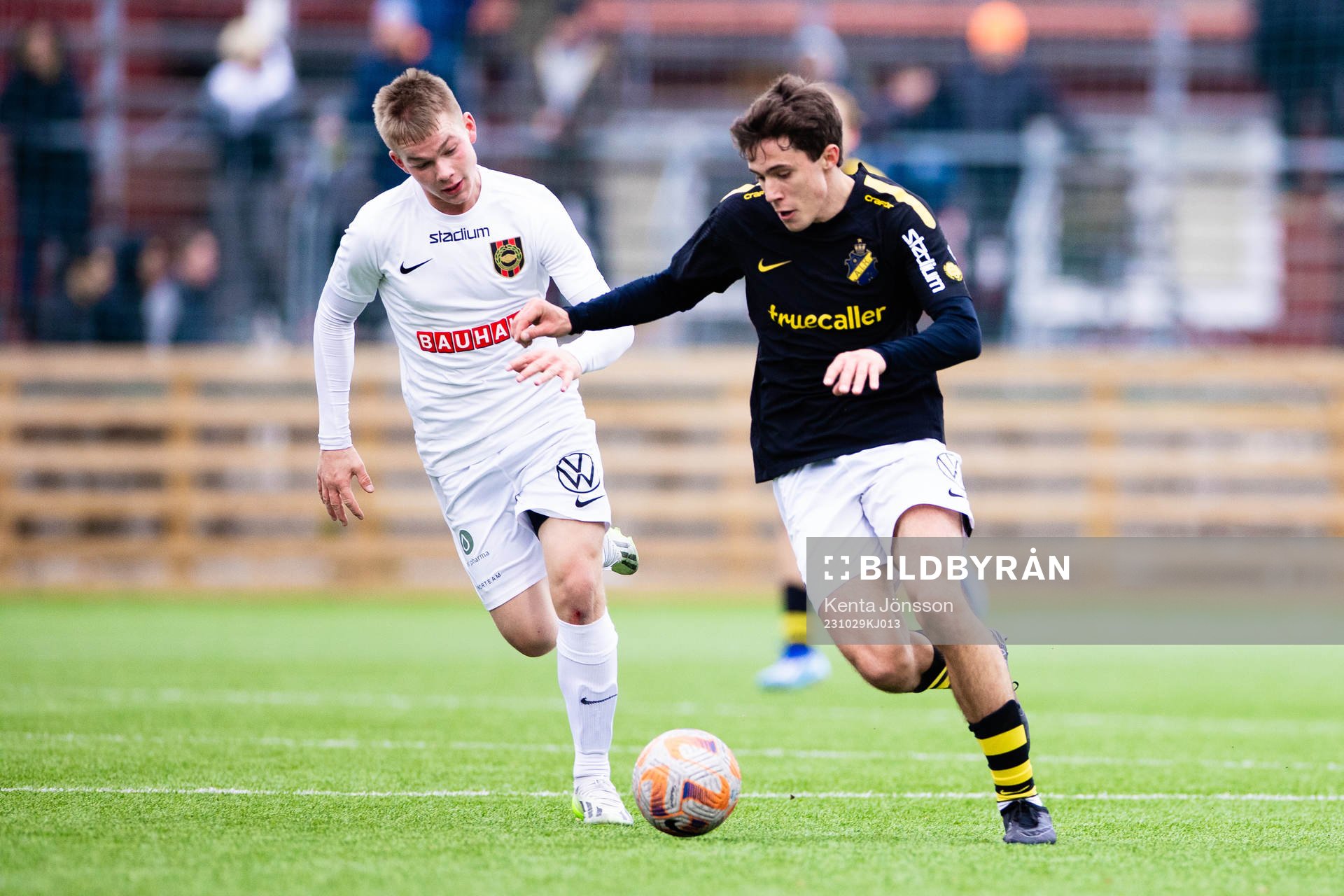 Brommapojkarnas Elis Rasck och AIKs Linus Järeteg under SM-finalen i P16 Allsvenskan mellan AIK och Brommapojkarna den 29 oktober 2023 i Stockholm.
