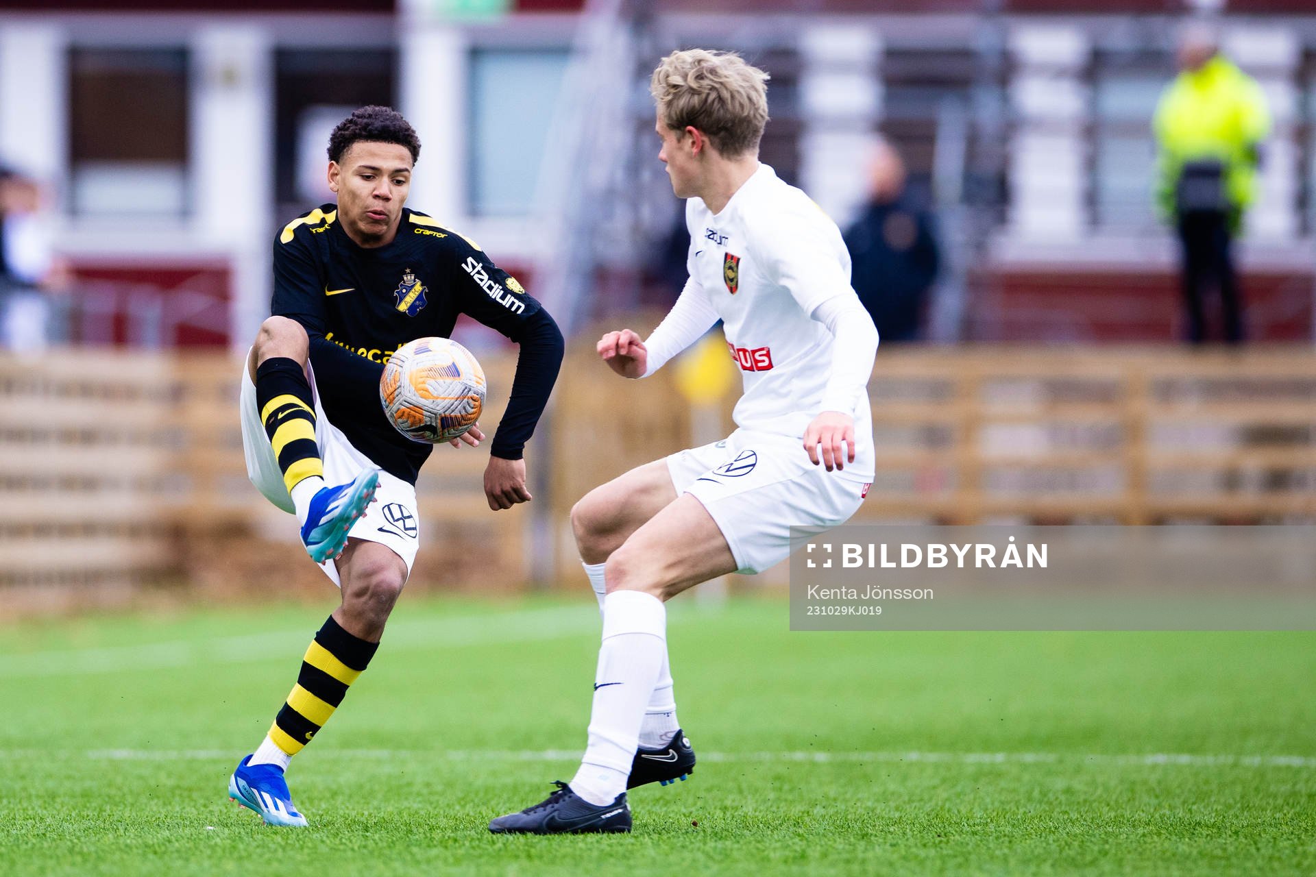 AIKs Kevin Filling och Brommapojkarnas Elis Rasck
