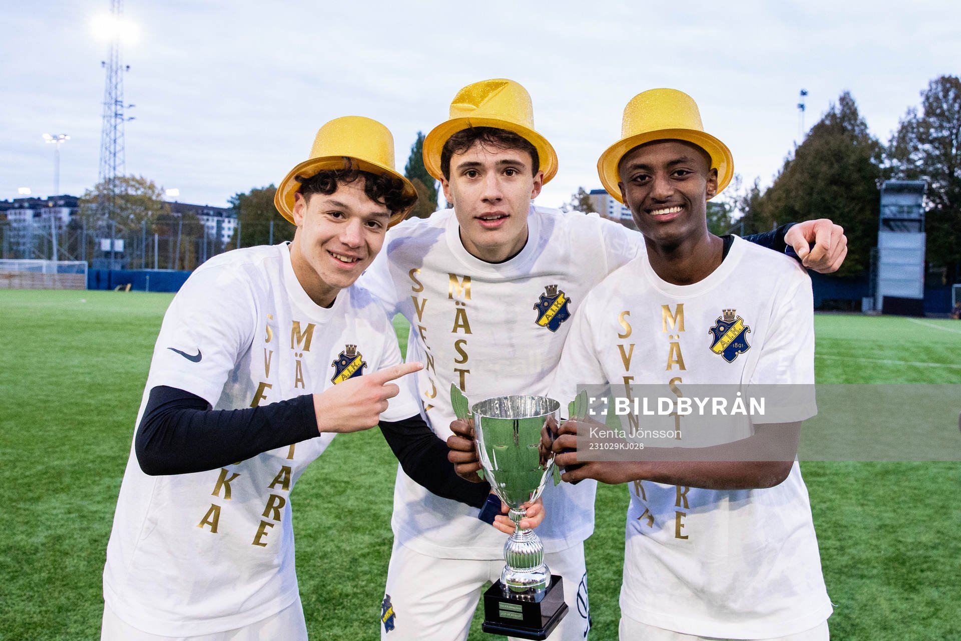 AIKs Charlie Pavey, Linus Järeteg och Robel Yonas jublar efter SM-finalen i P16 Allsvenskan mellan AIK och Brommapojkarna den 29 oktober 2023 i Stockholm. 
