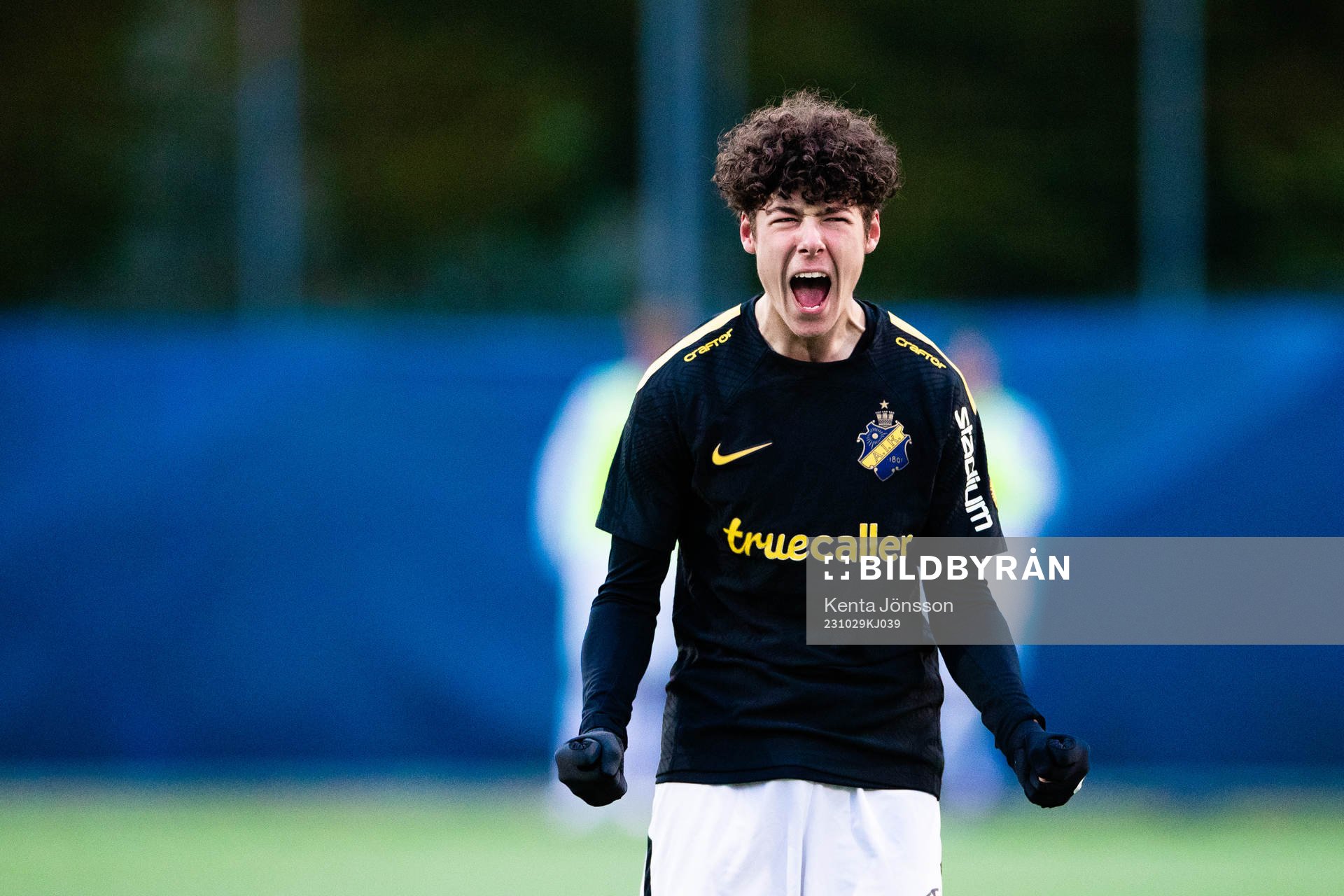 AIKs Luka Petrovic jublar efter SM-finalen i P16 Allsvenskan mellan AIK och Brommapojkarna den 29 oktober 2023 i Stockholm.