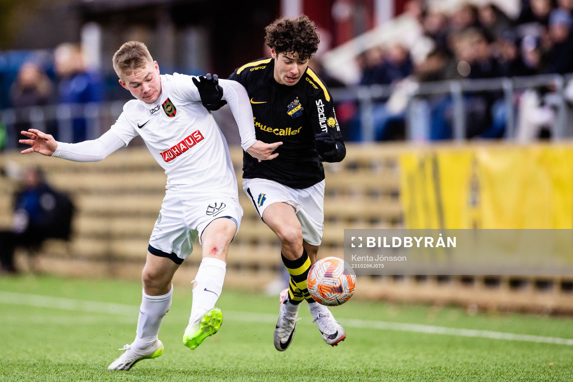 Brommapojkarnas Elis Rasck och AIKs Luka Petrovic under SM-finalen i P16 Allsvenskan mellan AIK och Brommapojkarna den 29 oktober 2023 i Stockholm.