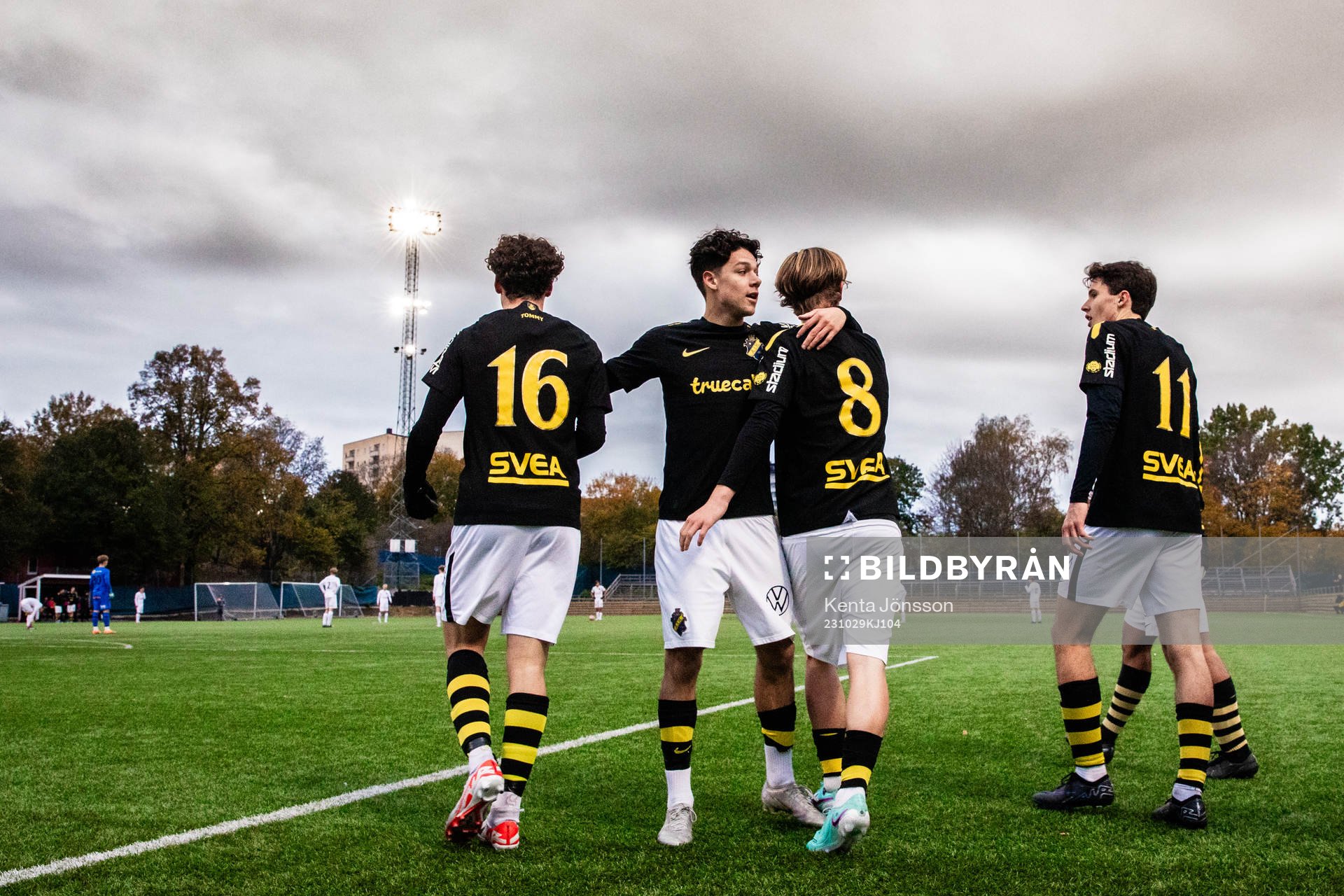 AIKs Luka Petrovic jublar med Charlie Pavey, Yannick Geiger och Linus Järeteg efter 3-1 under SM-finalen i P16 Allsvenskan mellan AIK och Brommapojkarna den 29 oktober 2023 i Stockholm.