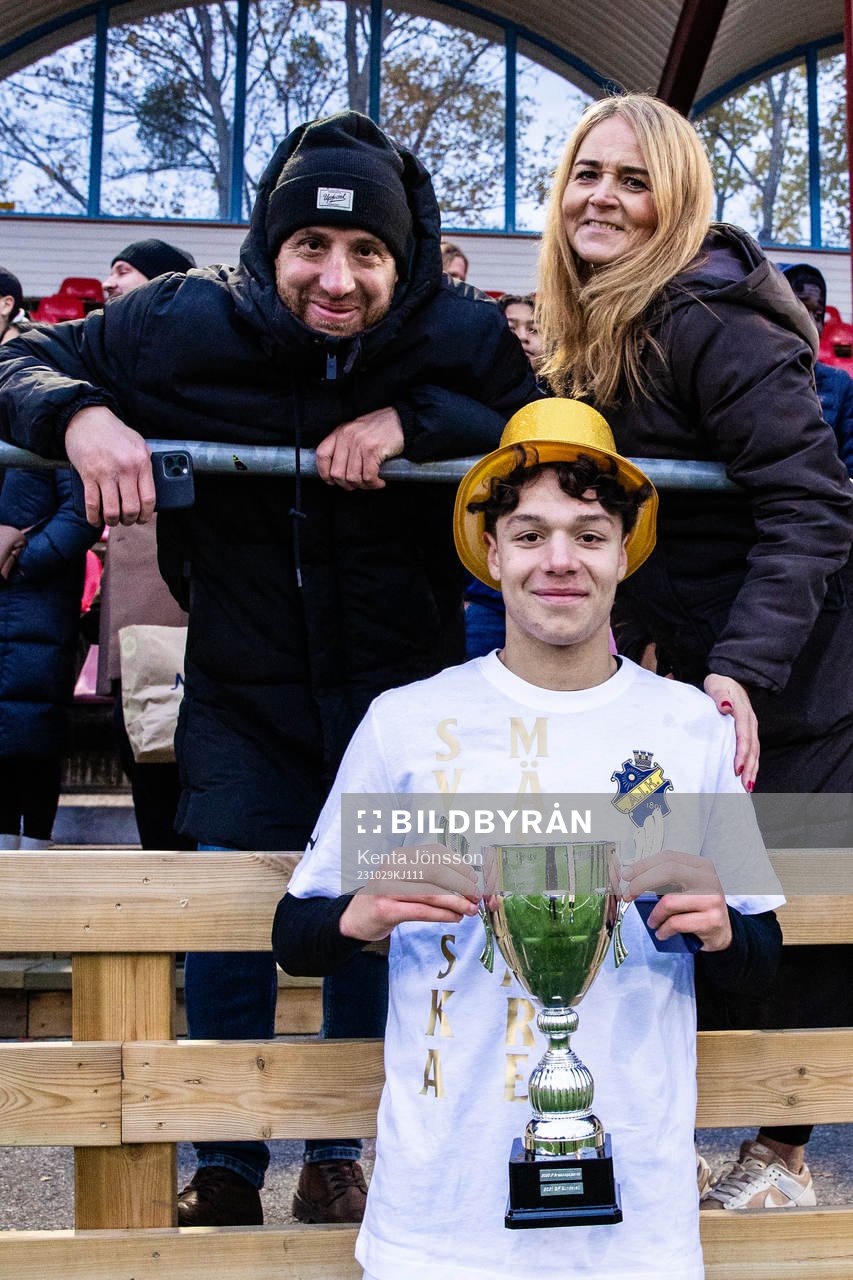 AIKs Charlie Pavey med sin pappa Kenny efter SM-finalen i P16 Allsvenskan mellan AIK och Brommapojkarna den 29 oktober 2023 i Stockholm.