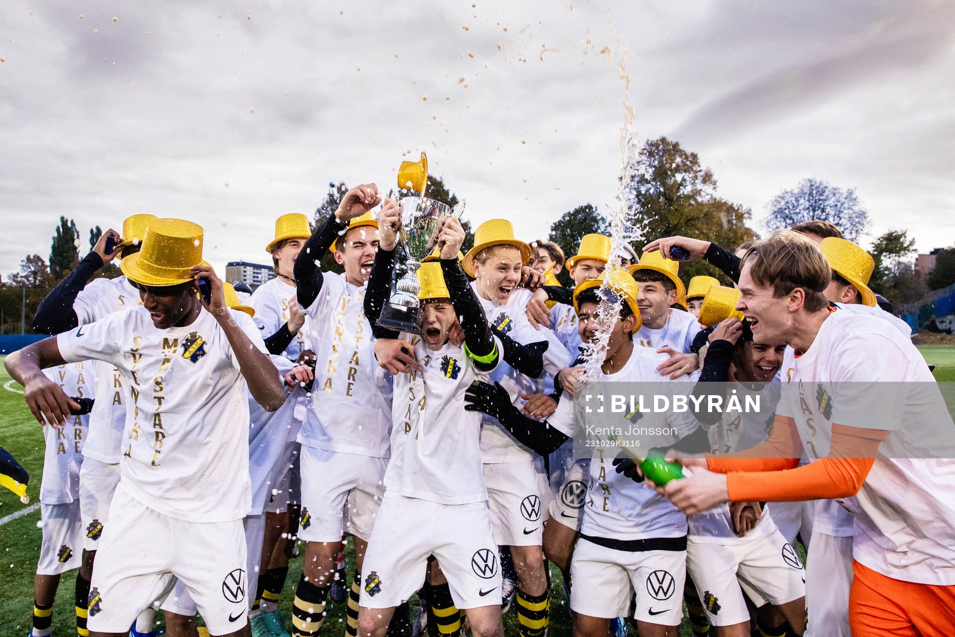 AIKs Robel Yonas (v), Sixten Gustafsson, målvakt Leon Blyberg, Luis Carlos Sandoval Aguiluz och målvakt Roddick Torfason jublar med lagkamrater efter SM-finalen i P16 Allsvenskan mellan AIK och Brommapojkarna den 29 oktober 2023 i Stockholm.